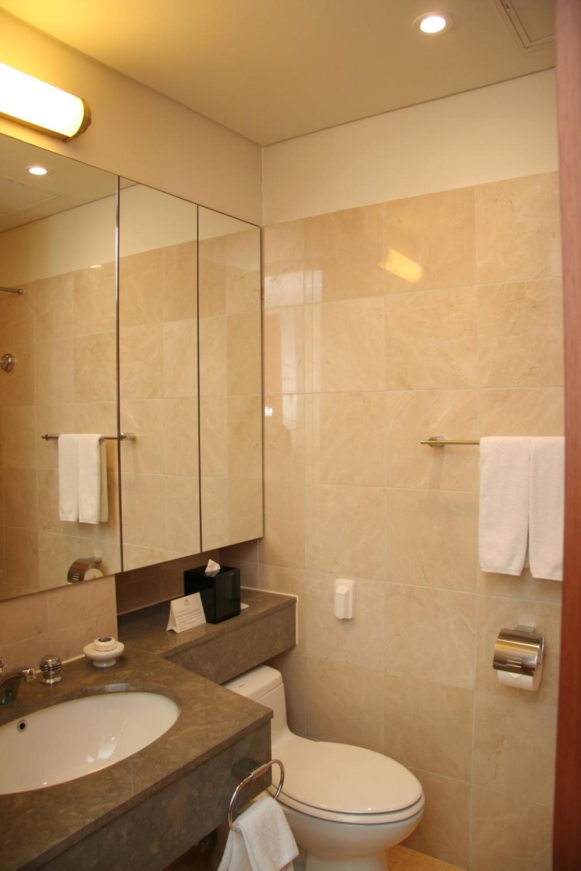 Deluxe One-Bedroom - Photo 2