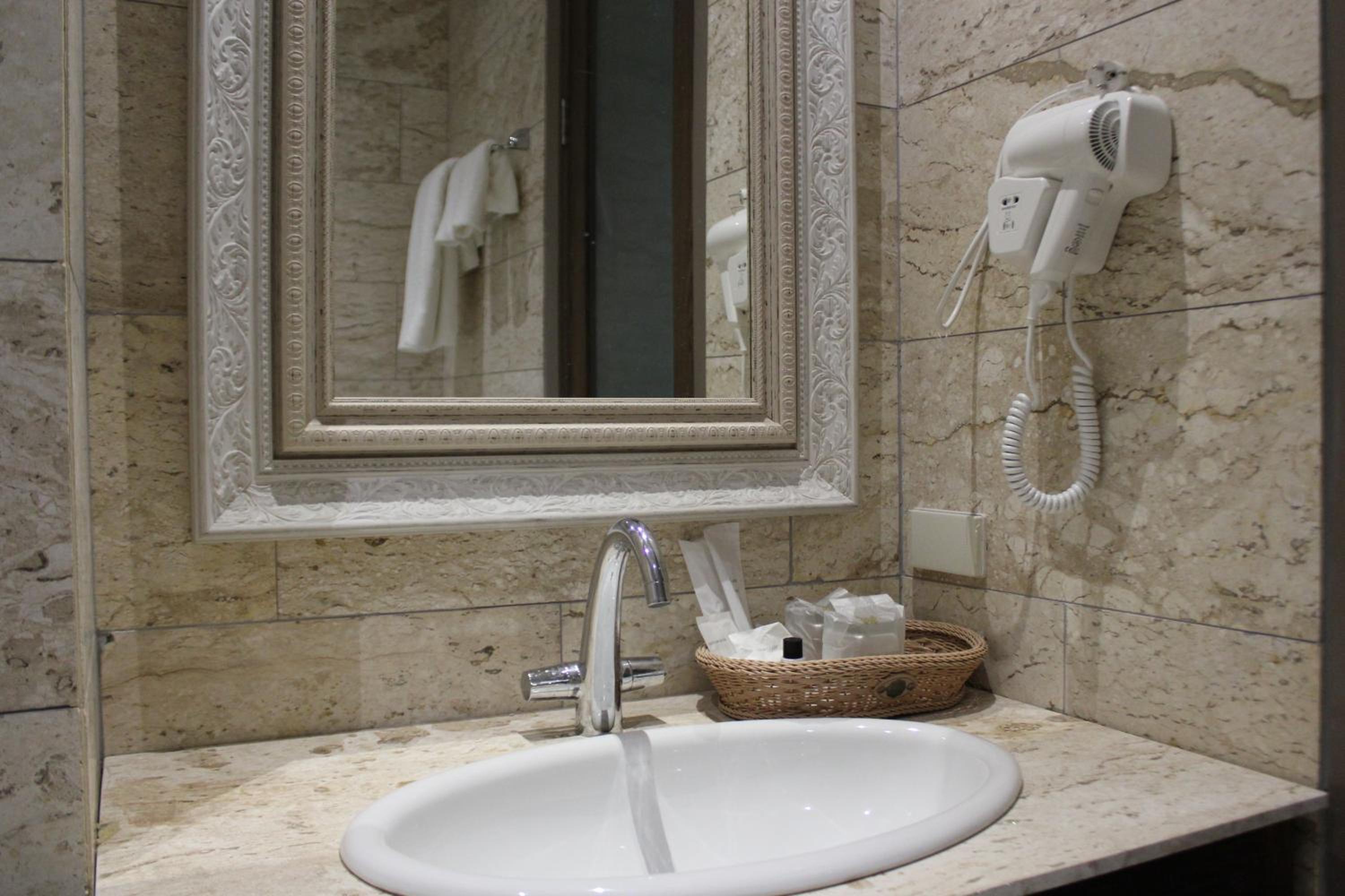 Deluxe Double or Twin Room with Shower photo 2