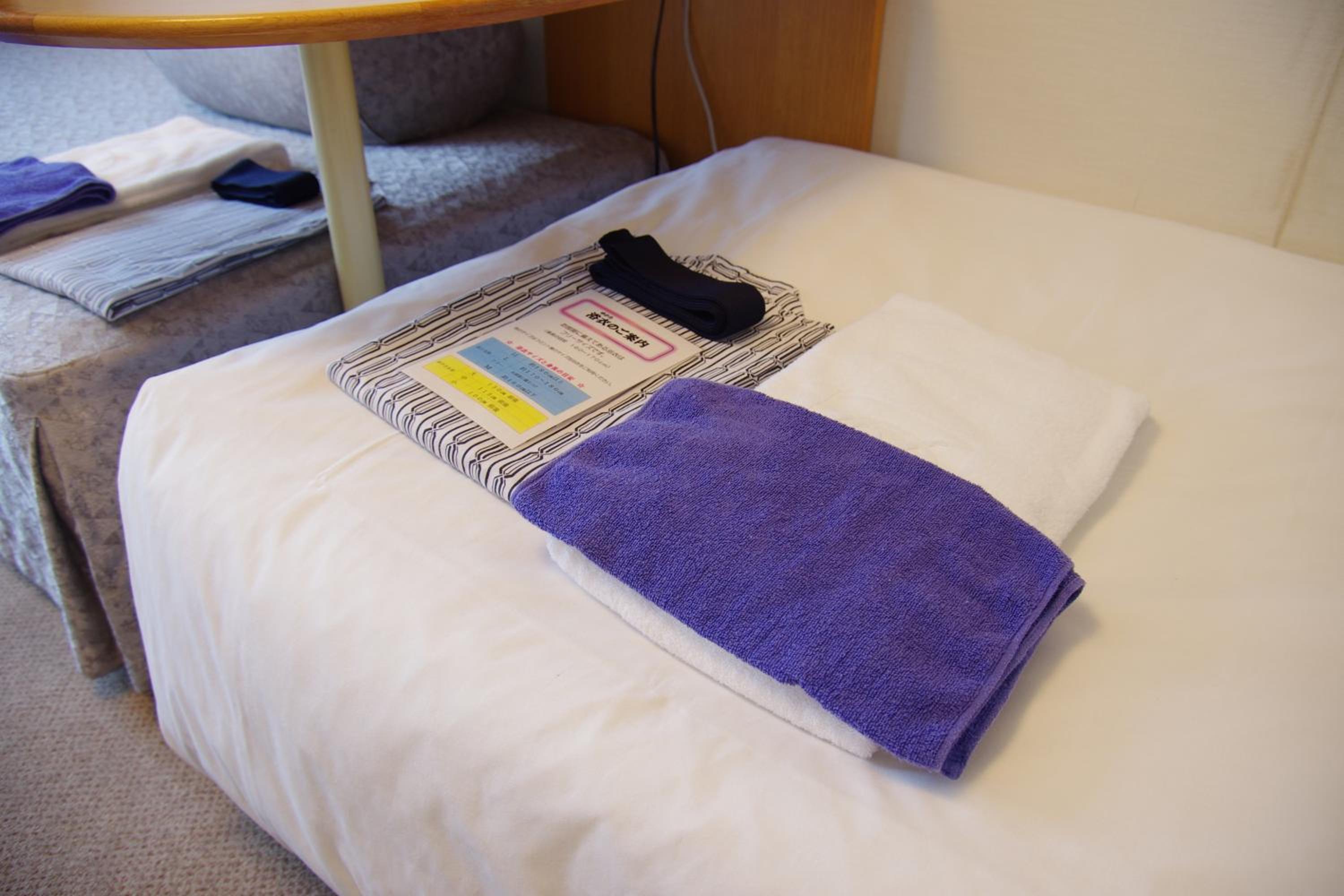 Late Check-in at 21:00 and Early Check-Out at 09:00 - Economy Room with Shared Bathroom - Non-Smoking