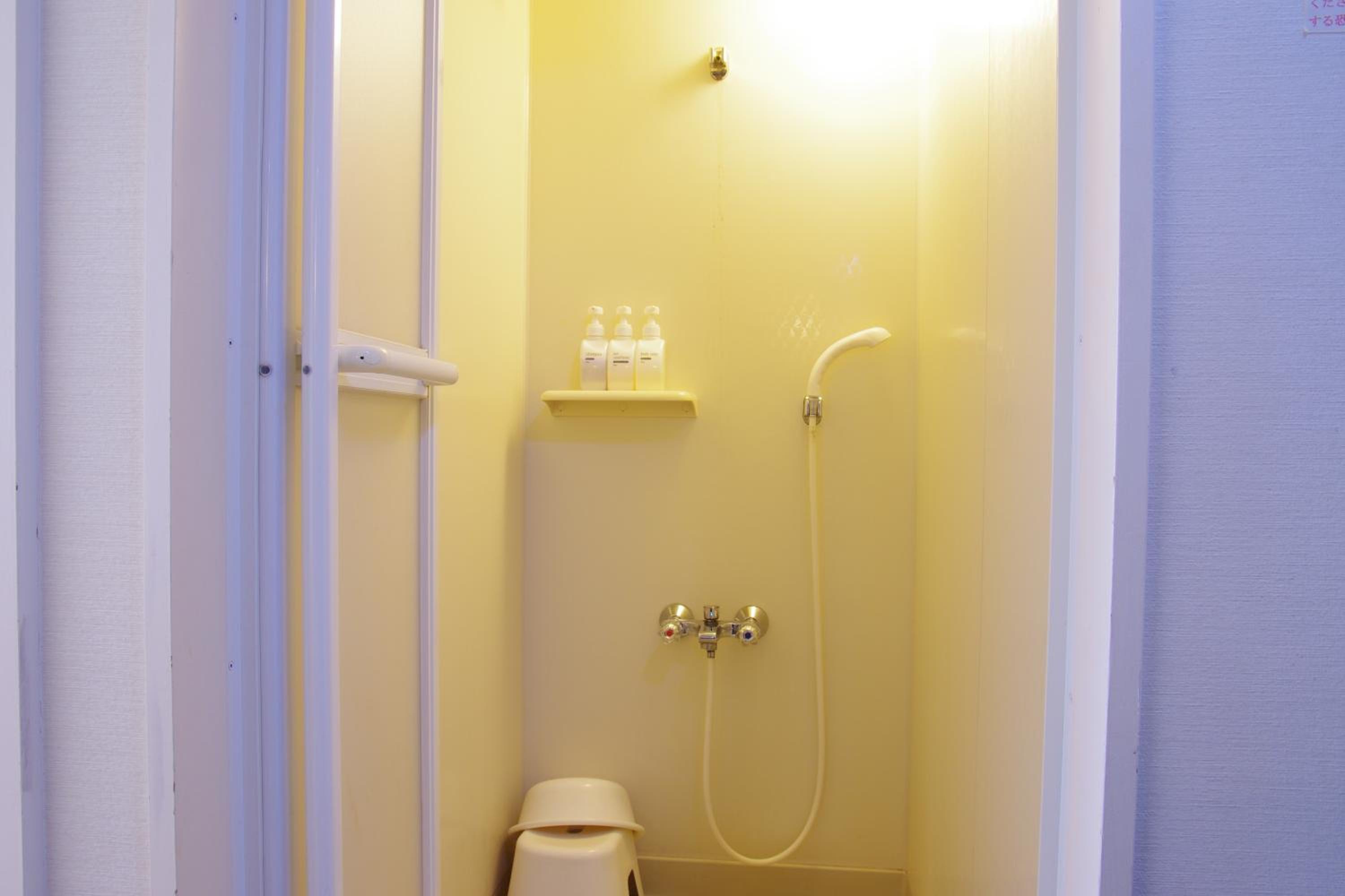 Moderate Room with Shower - Non-Smoking - Photo 2