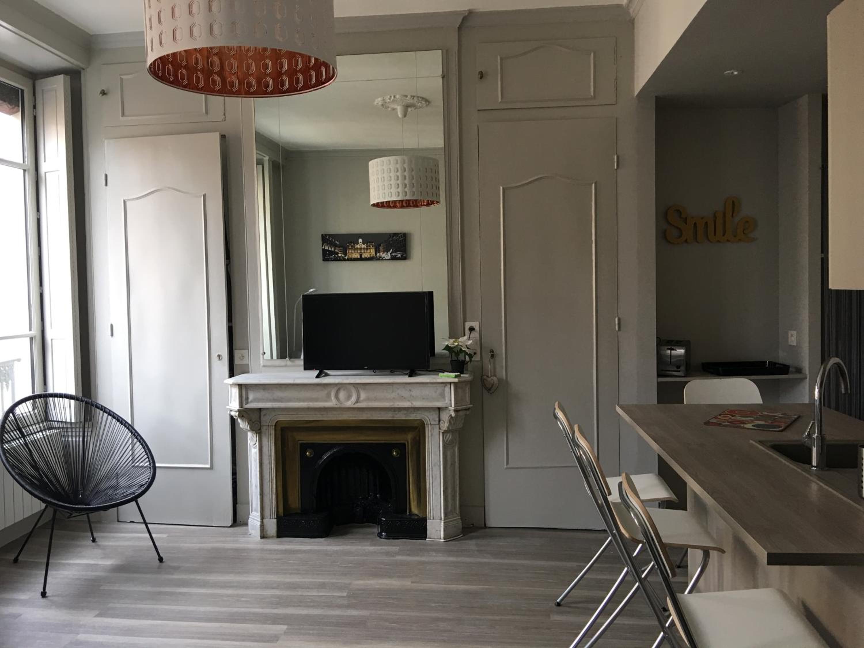 One-Bedroom Apartment - Photo 8