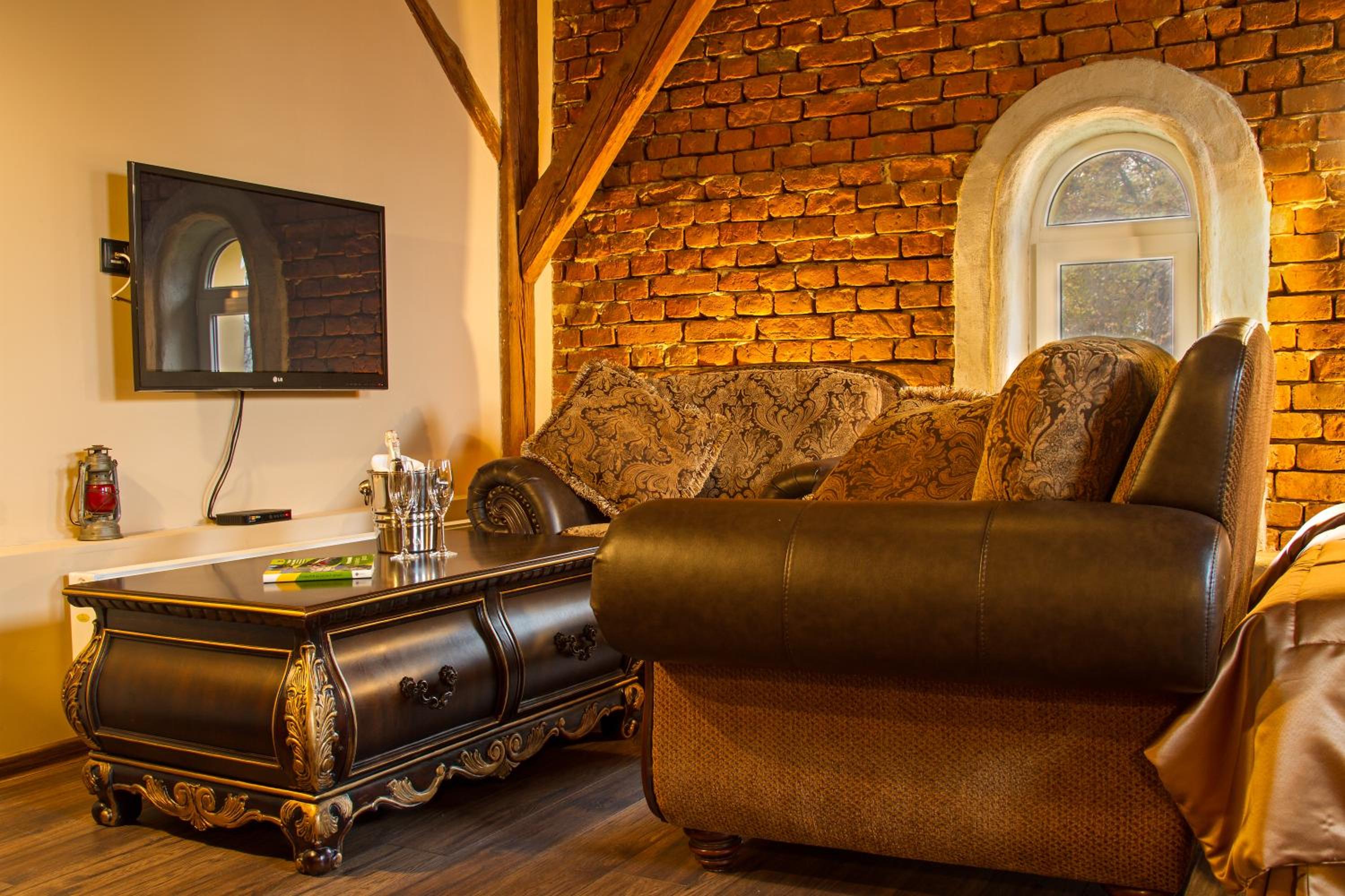 Family Room - Photo 2