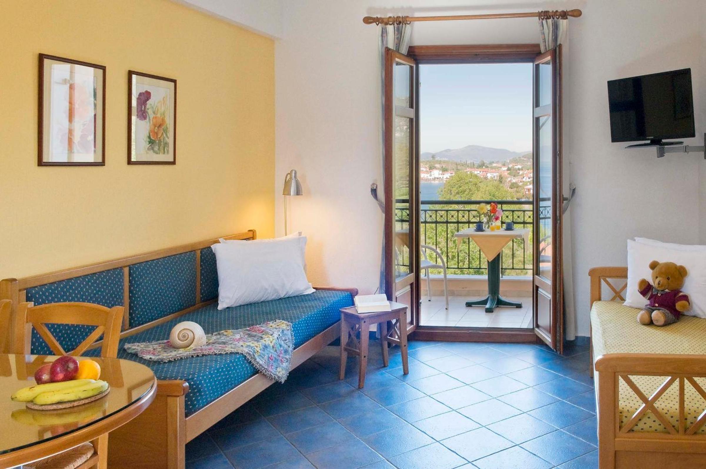 One-Bedroom Family Apartment with Sea View - Photo 12