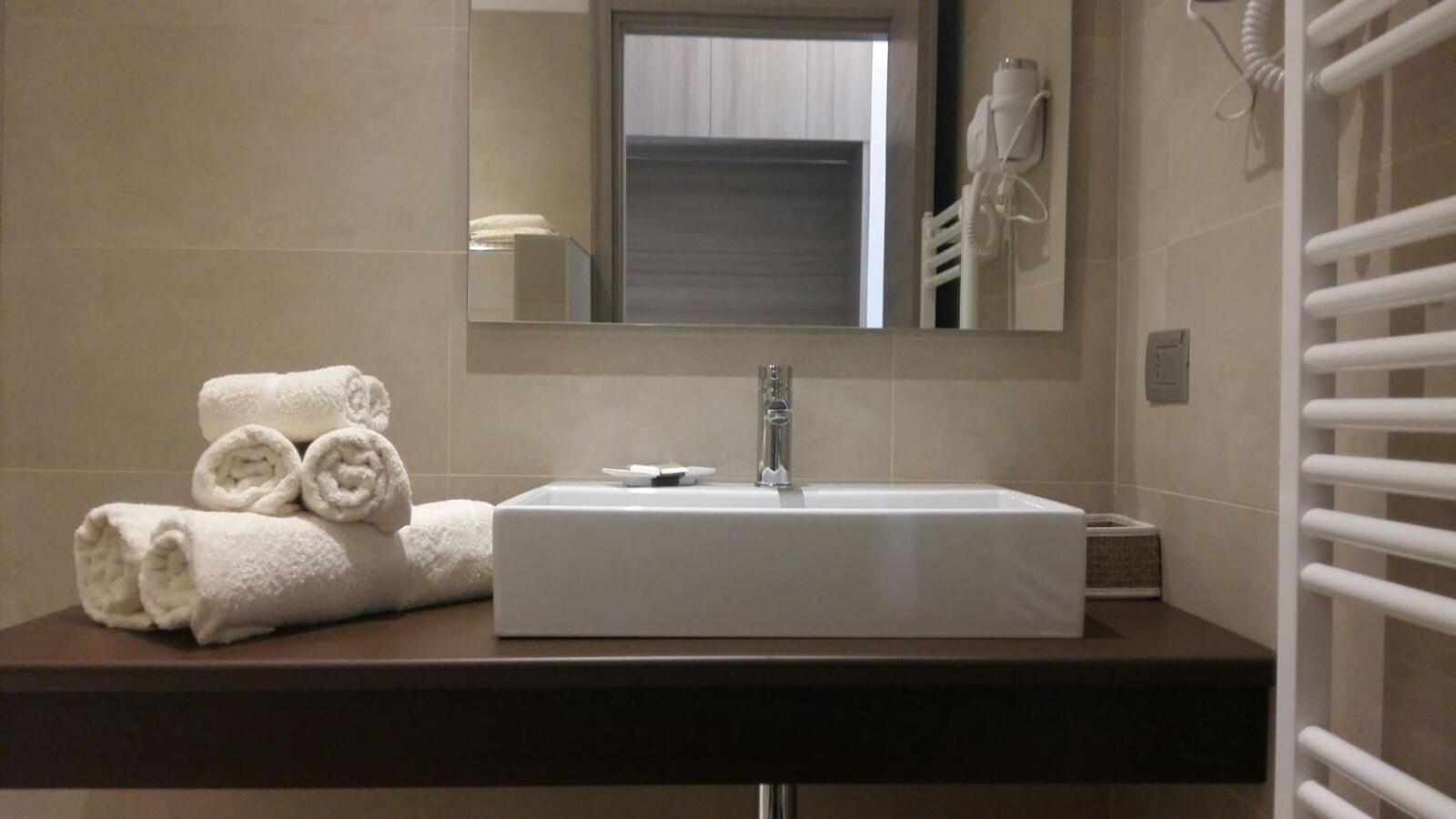 Standard Twin Room - Photo 7