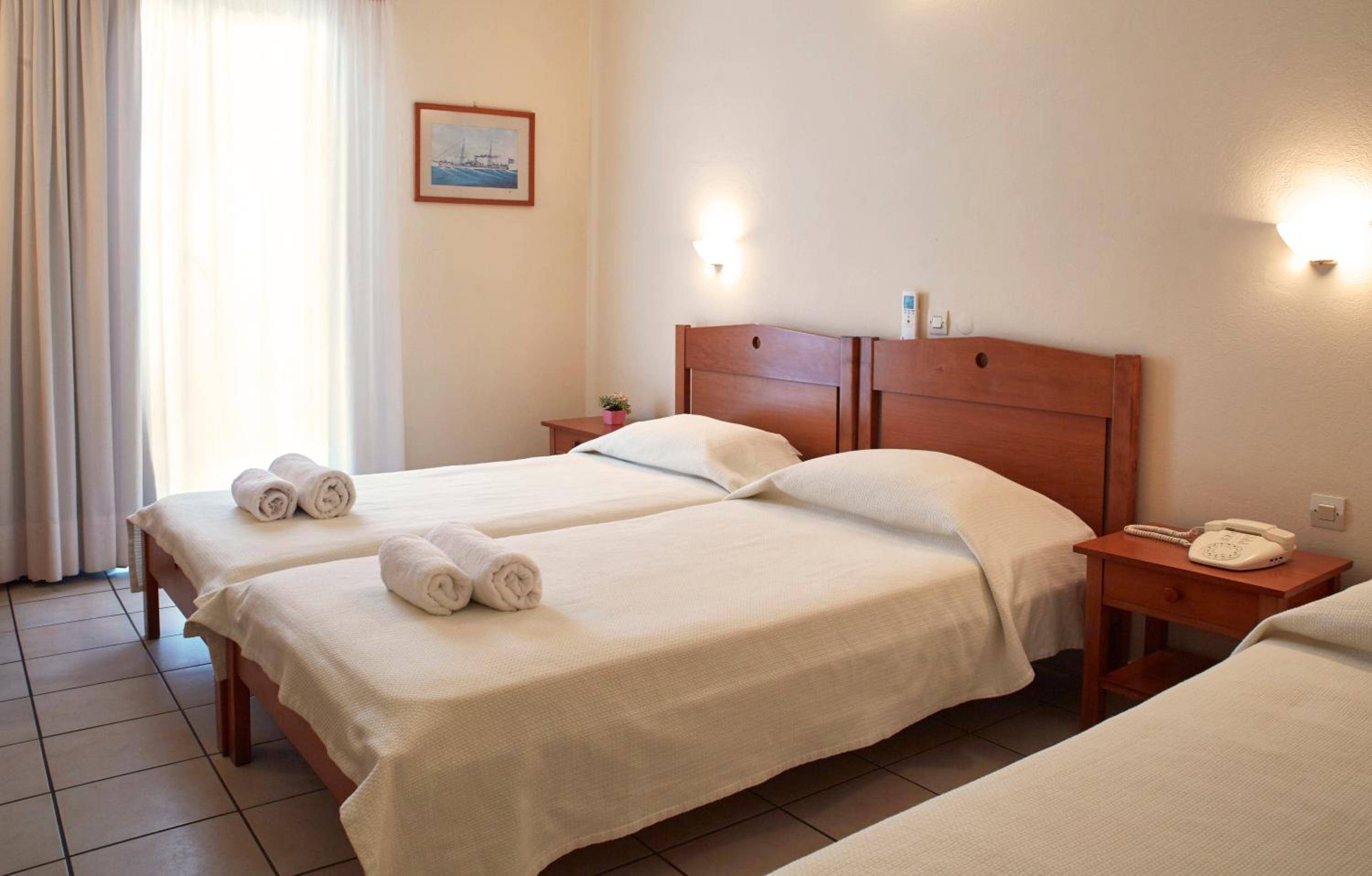 Chambre Triple - Vue Latérale sur Mer