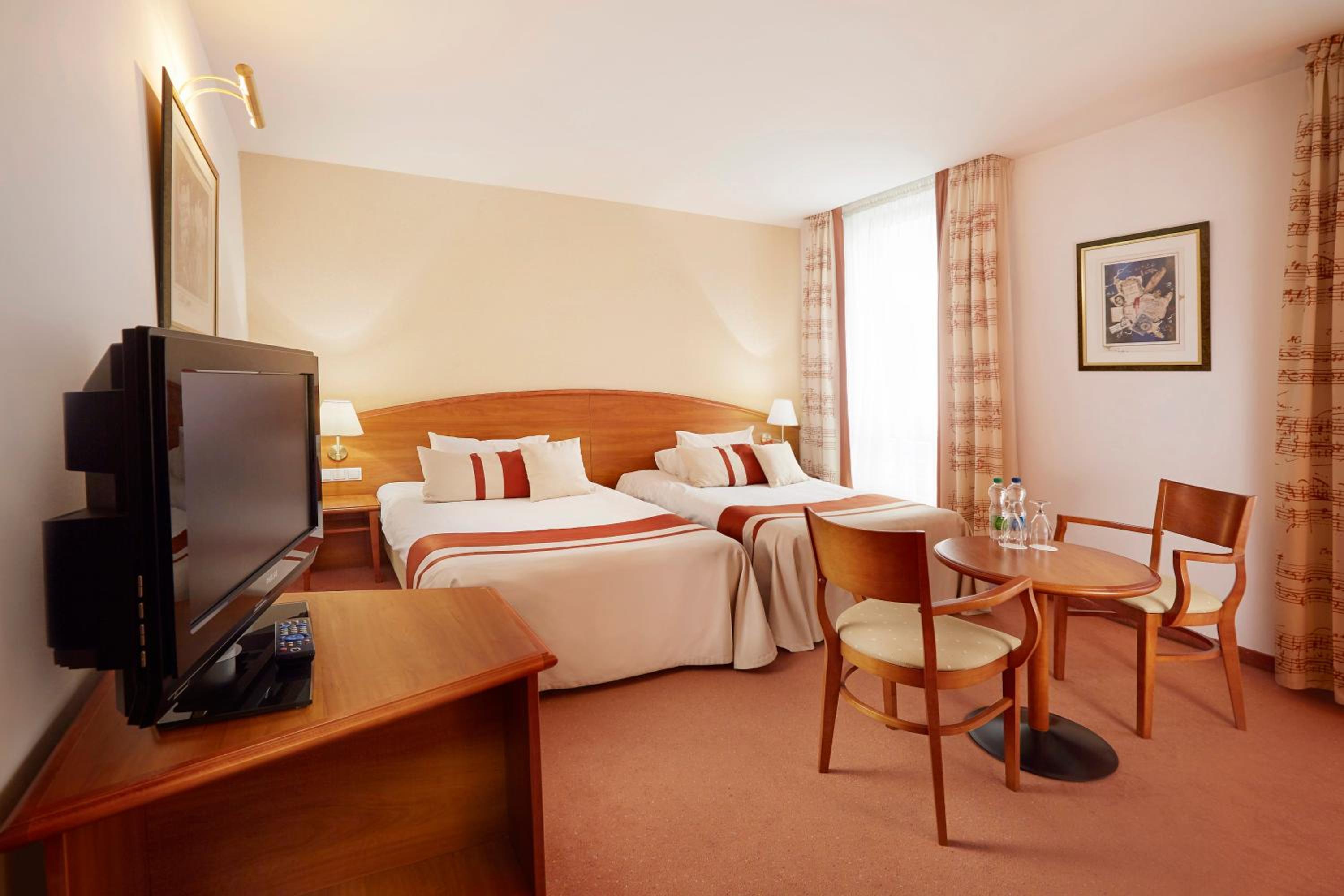 Standard Twin Room - Photo 6