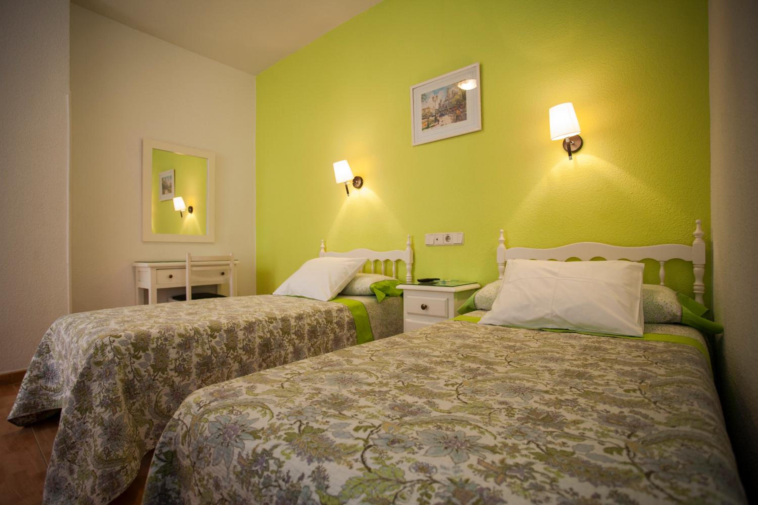 Twin Room with Private Bathroom photo 2