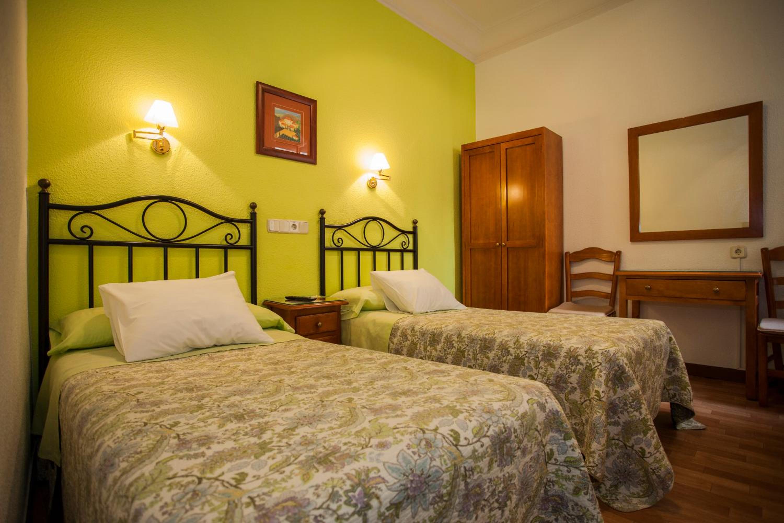 Twin Room with Private Bathroom photo 3
