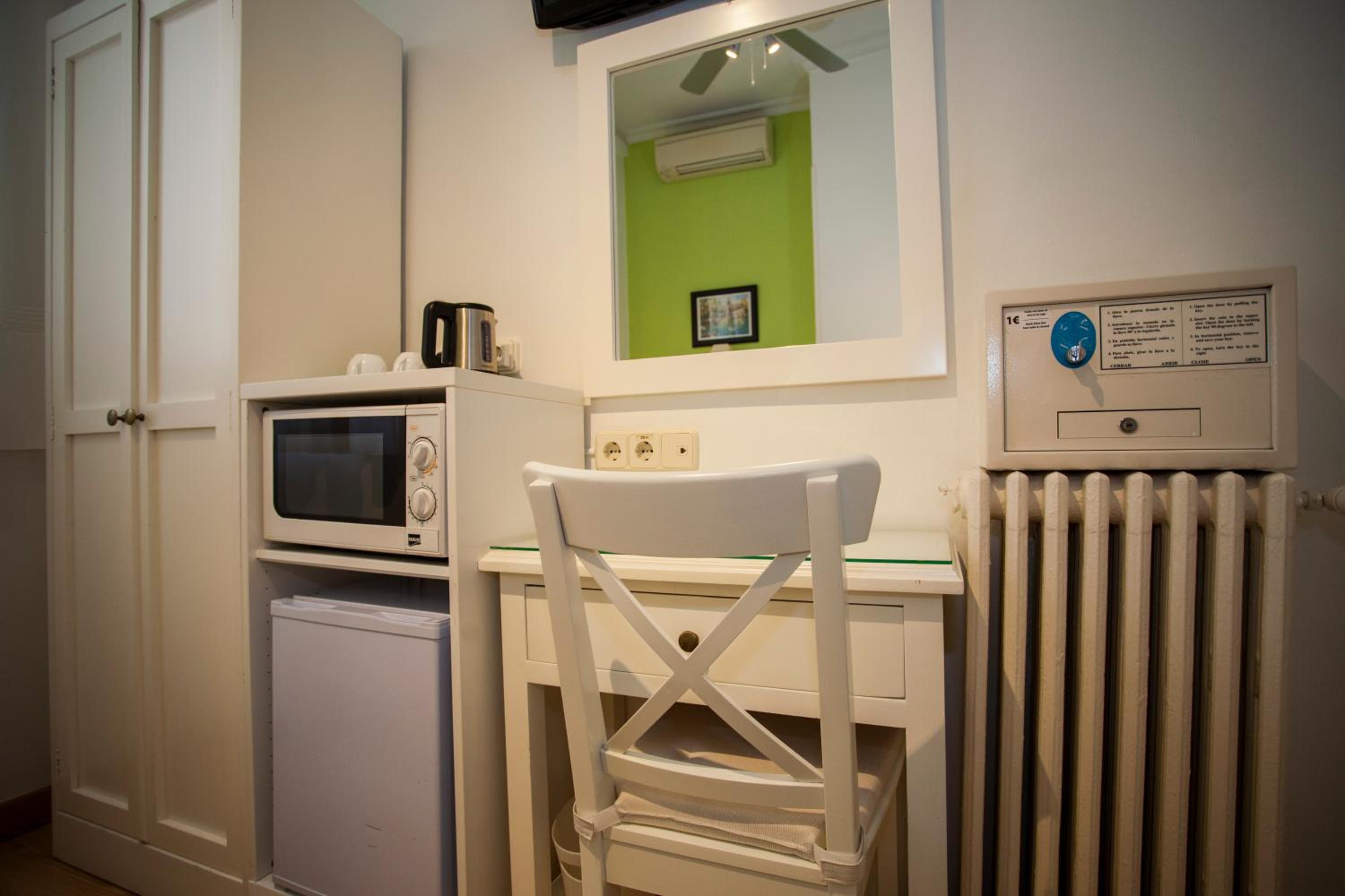 Single Room with Private Bathroom photo 3