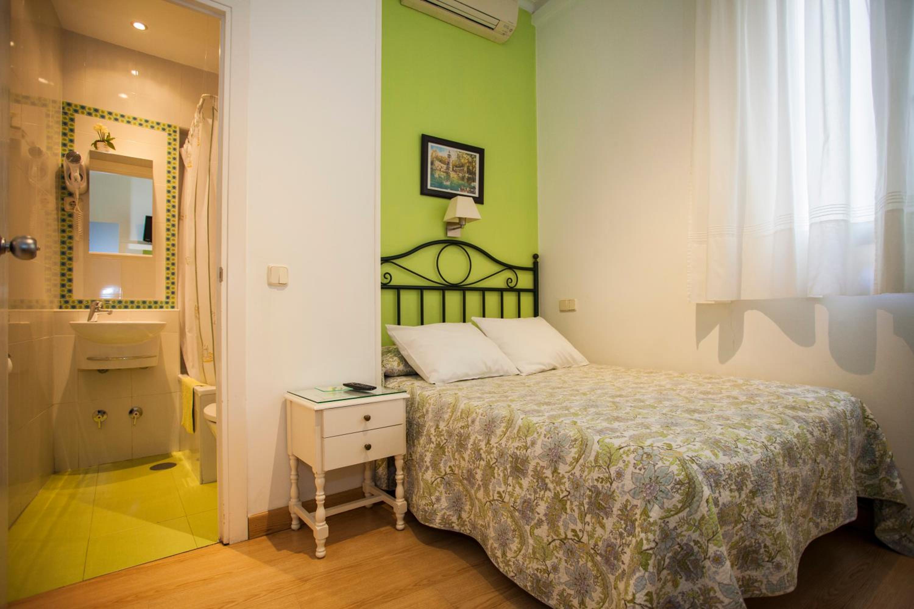 Single Room with Private Bathroom photo 2