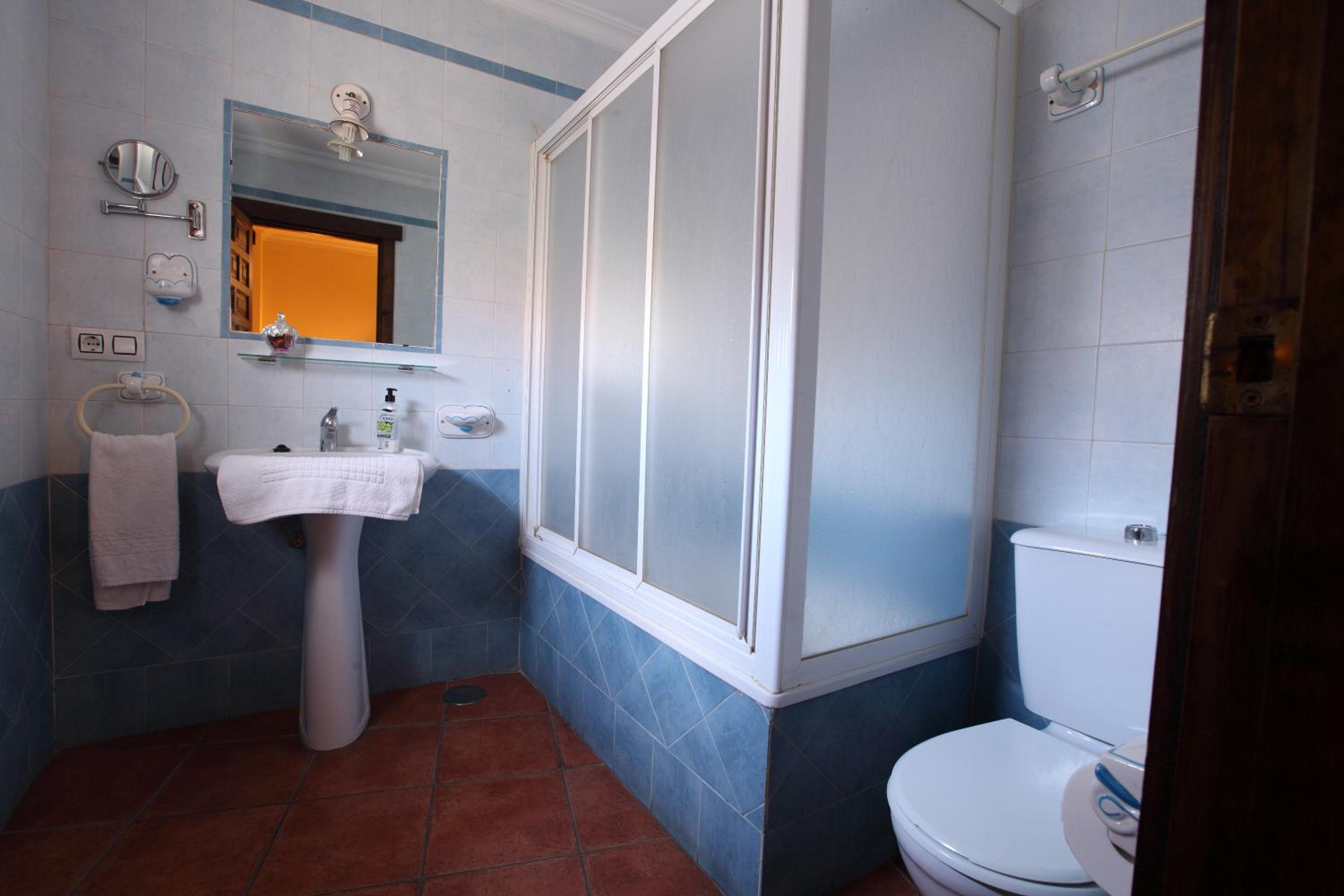 Double Room with Private Bathroom - Photo 7