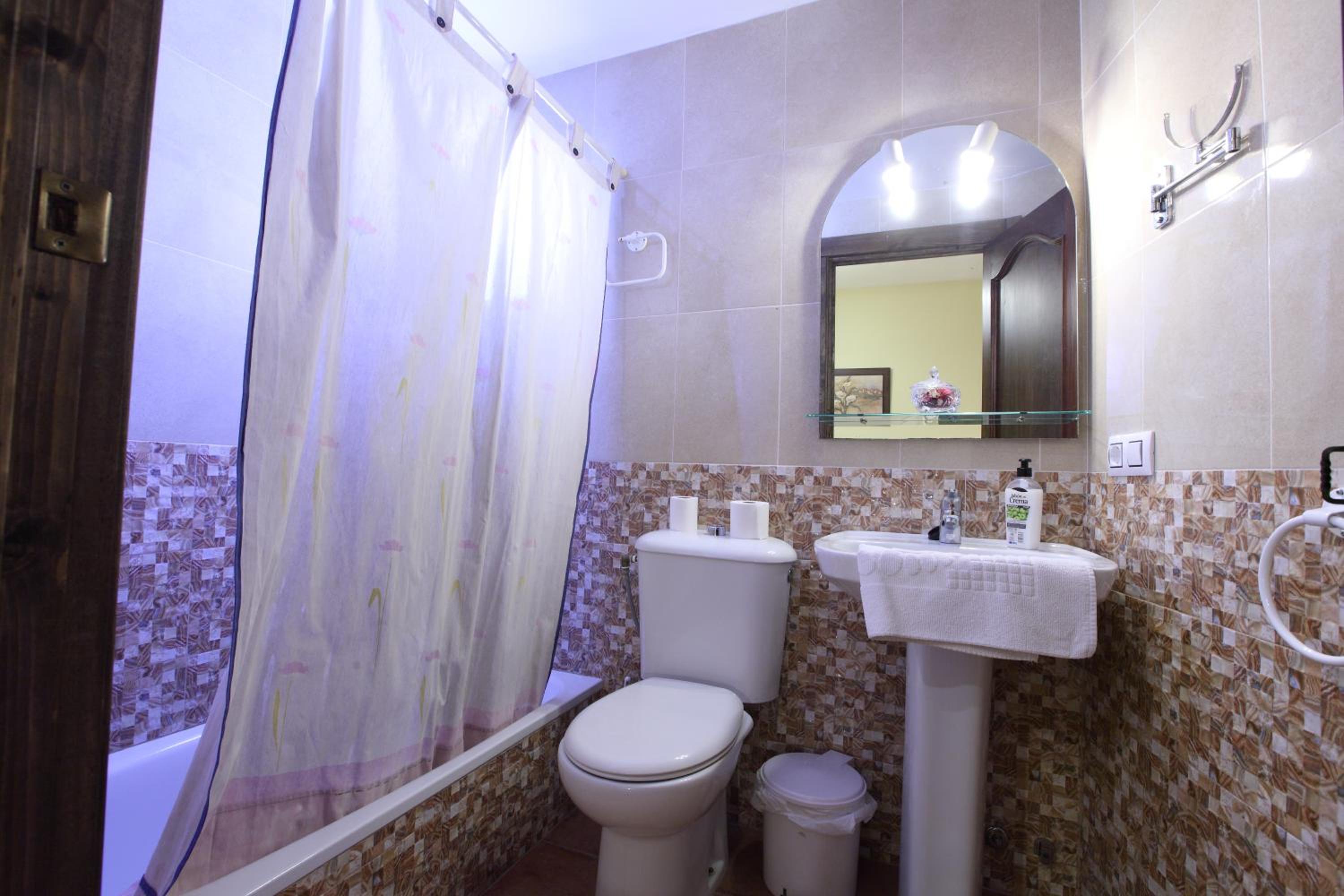 Twin Room with Private Bathroom - Photo 7