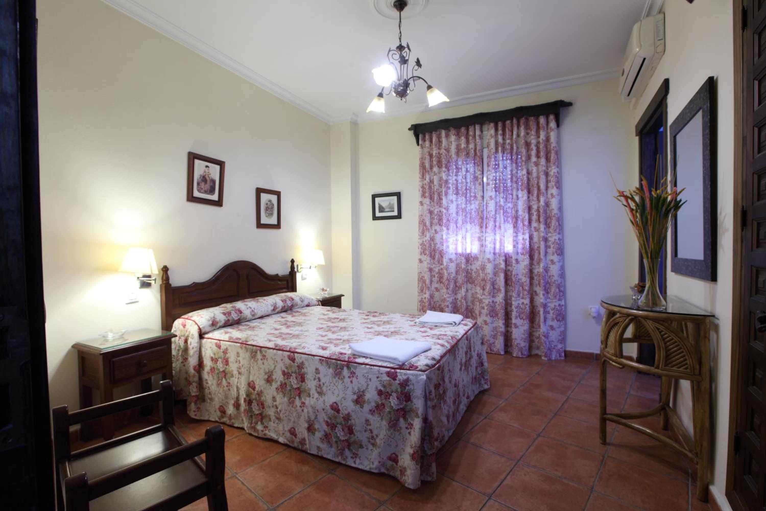 Double Room with Private Bathroom - Photo 5