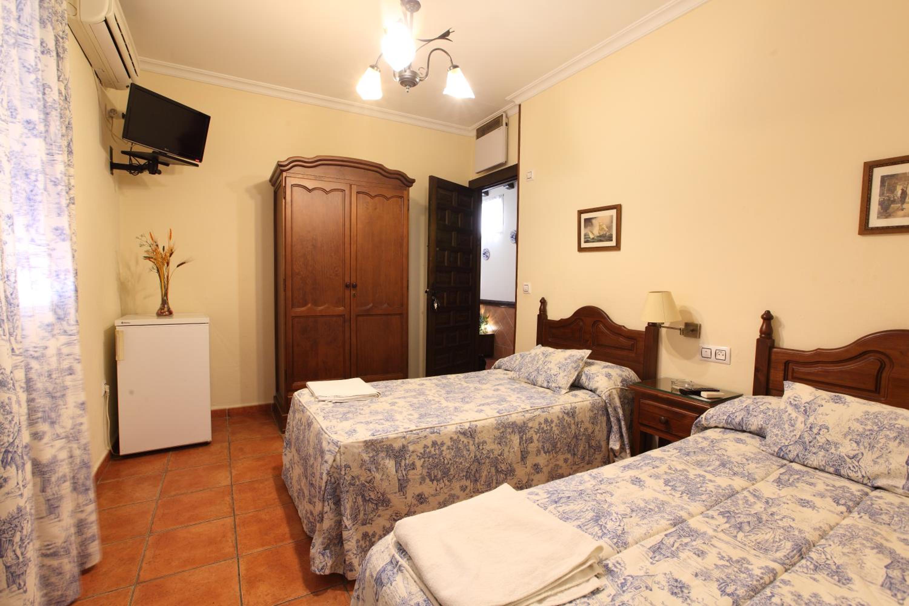 Twin Room with Private Bathroom - Photo 1