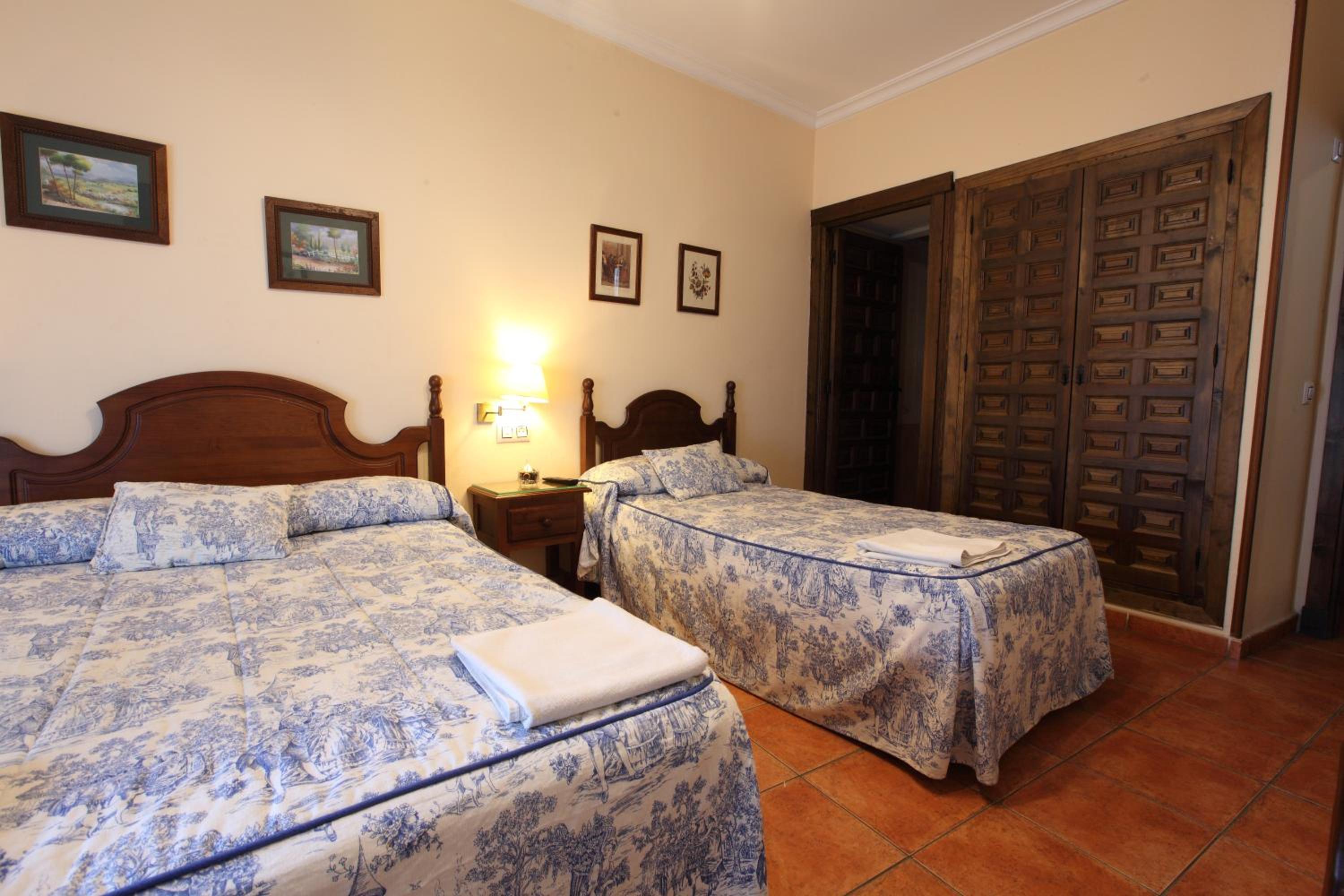 Deluxe Double Room with Extra Bed - Photo 1