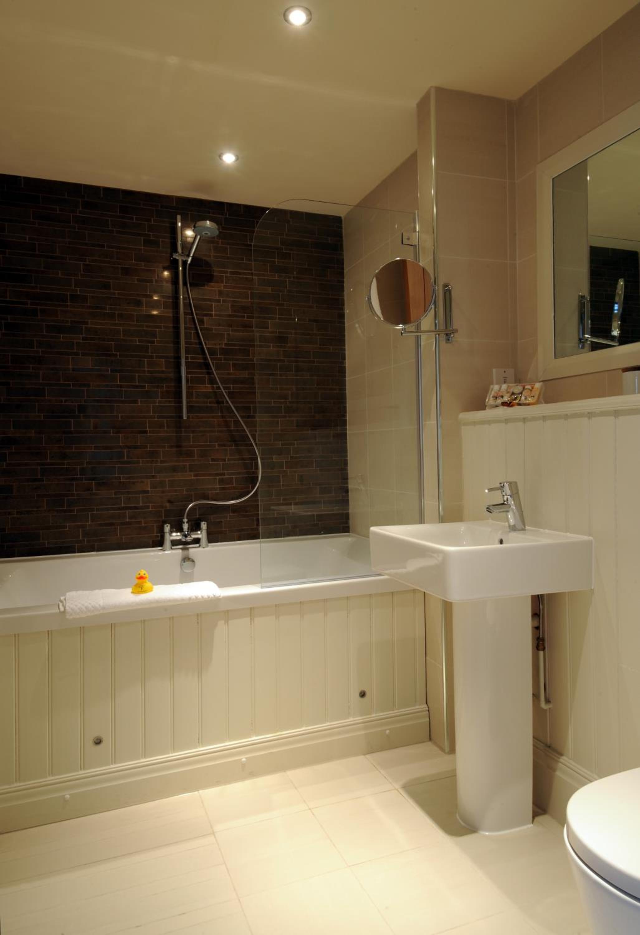 Standard King Room - Photo 24