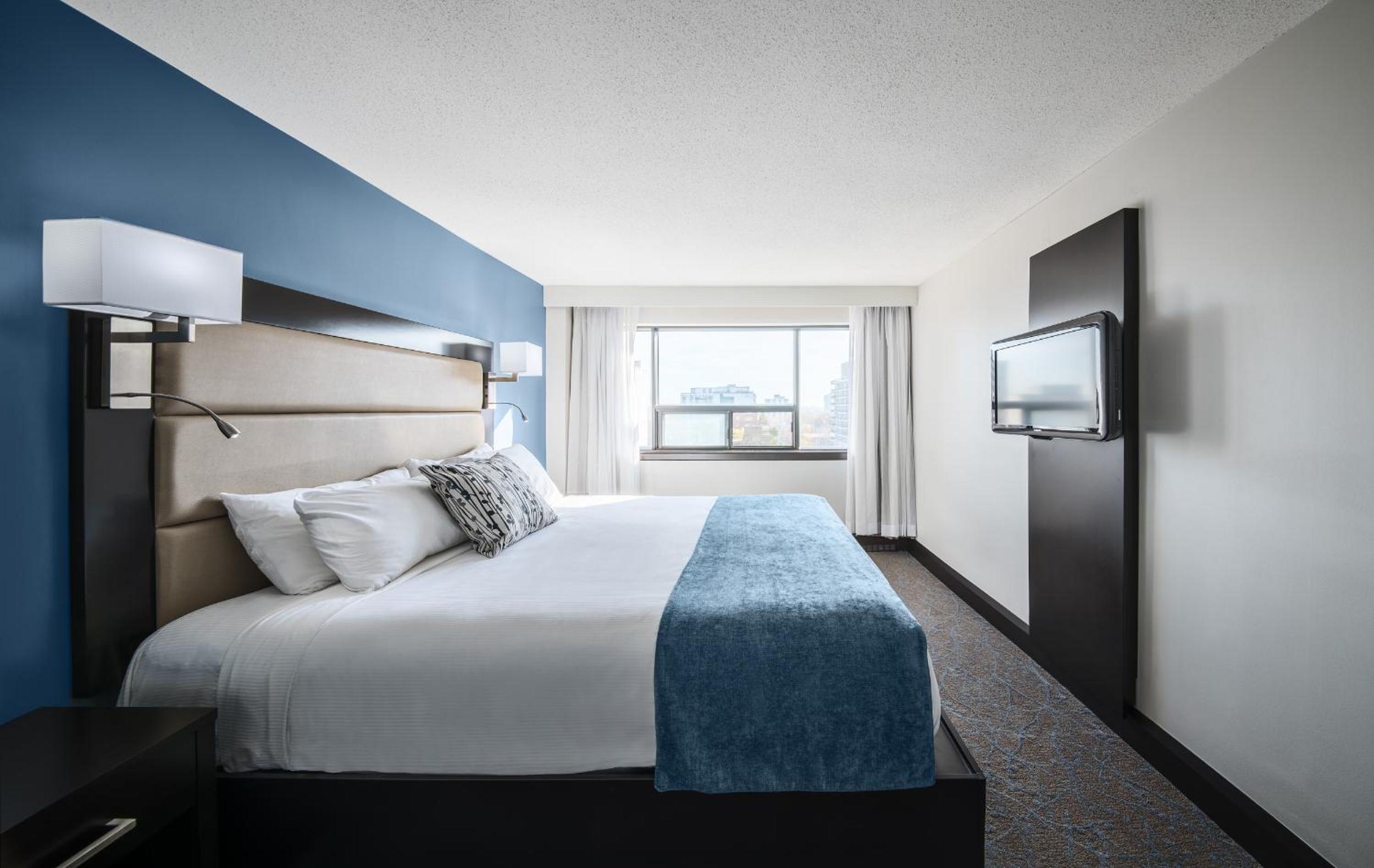 One-Bedroom Suite with King Bed - Photo 4