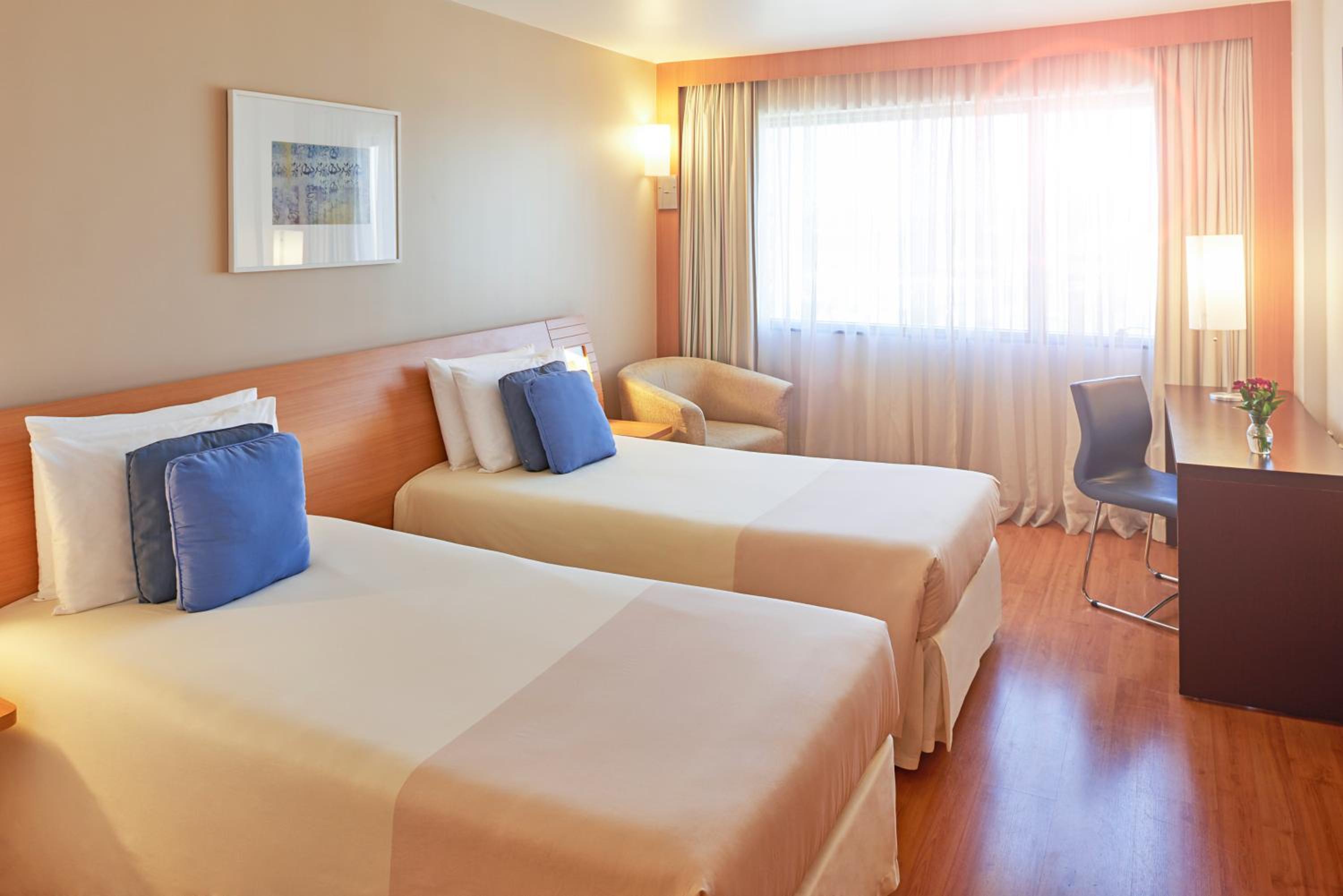 Superior Apartment with Two Single Beds and Side Sea View thumbnail 5
