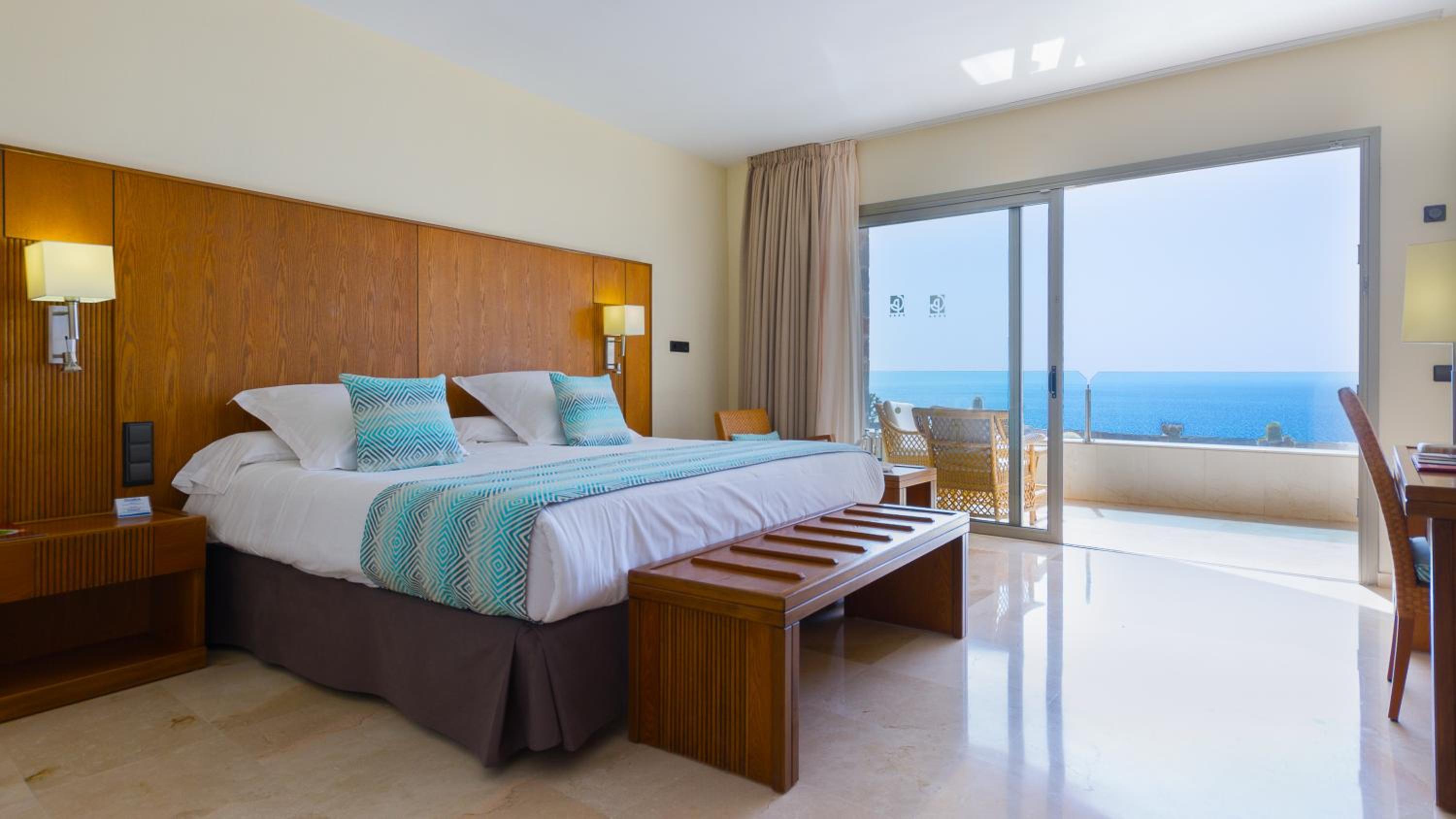 Habitación Doble con Vista al Mar y Cama Extra (3 Adultos)