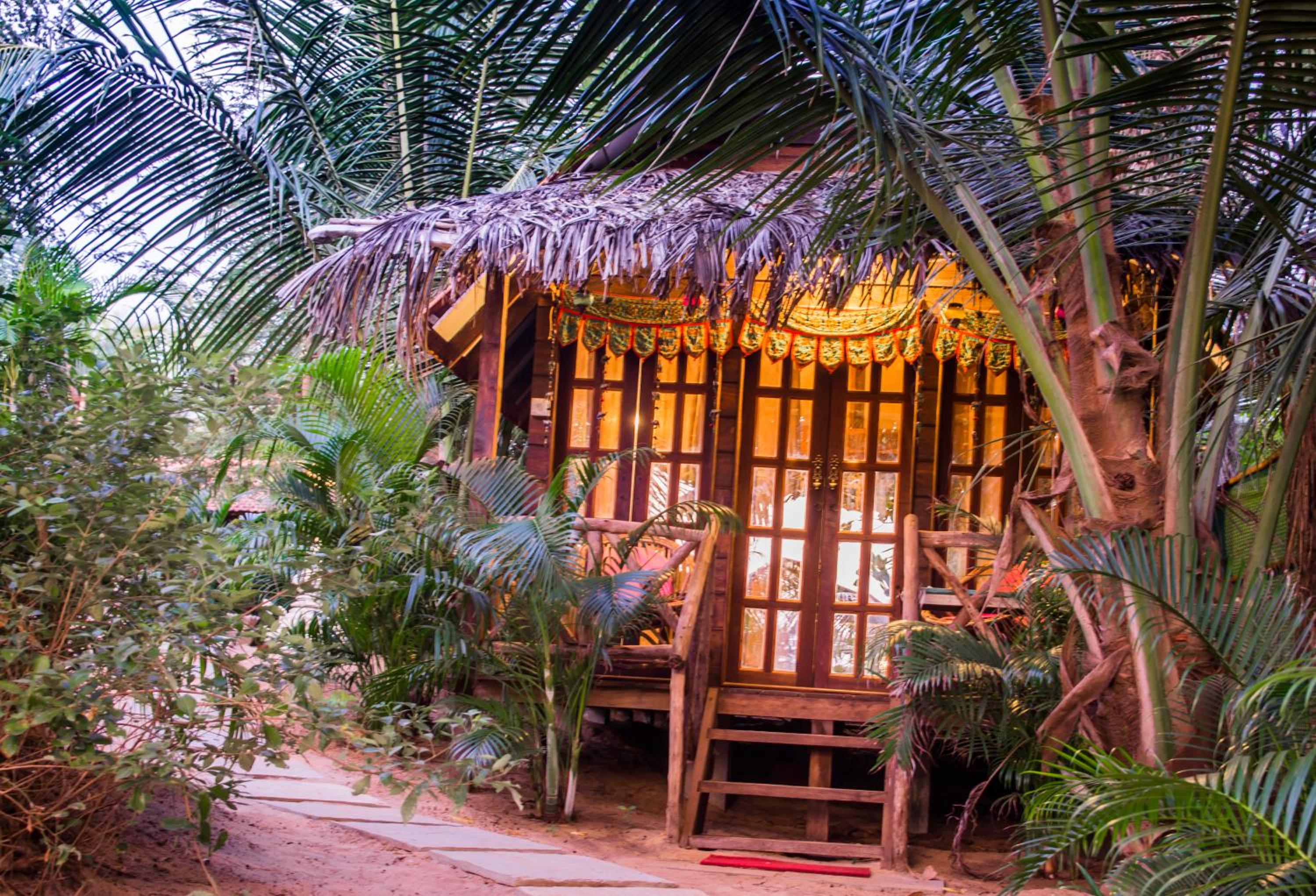 Tropical Wooden Cottage photo 3