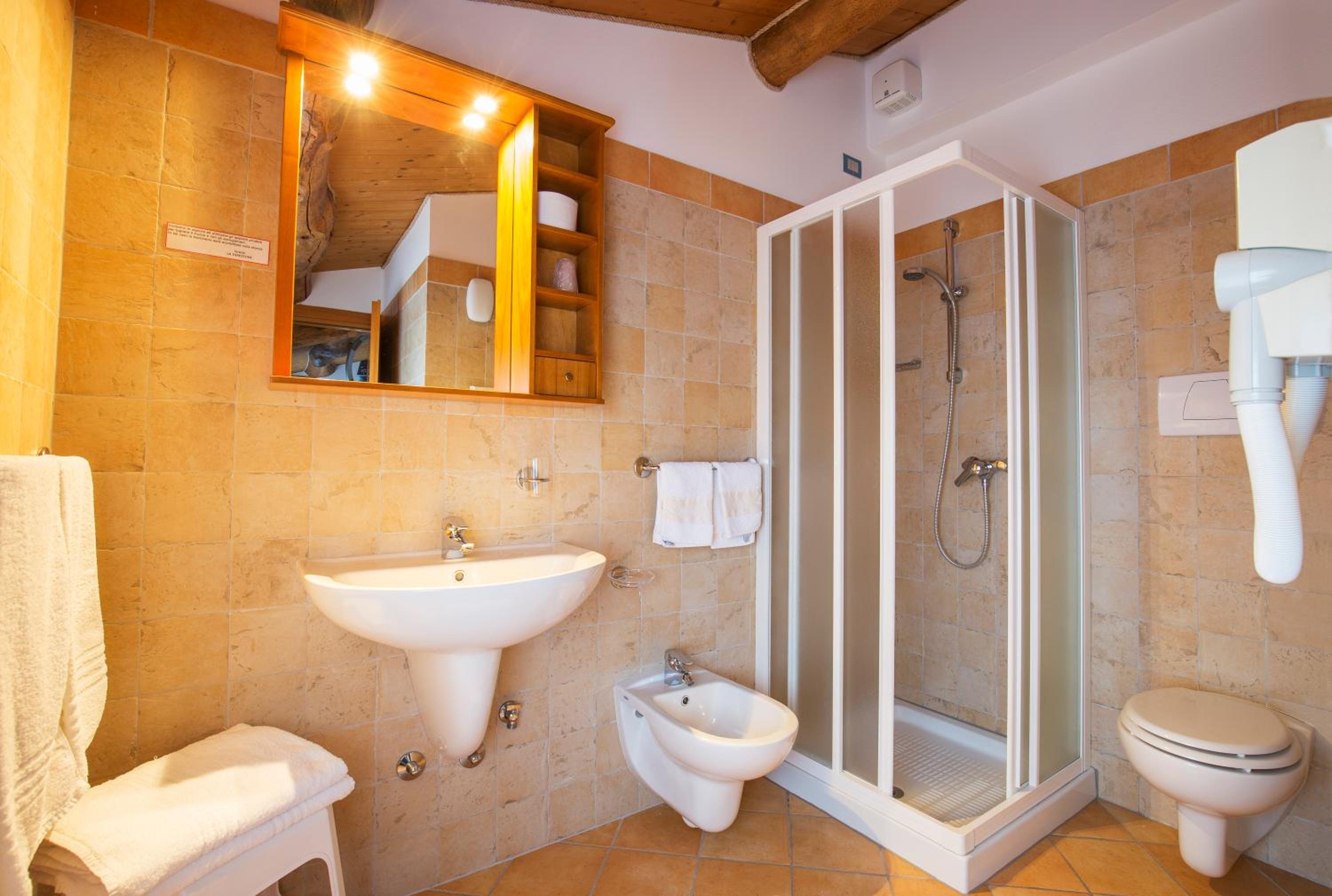 Double or Twin Room - Photo 4