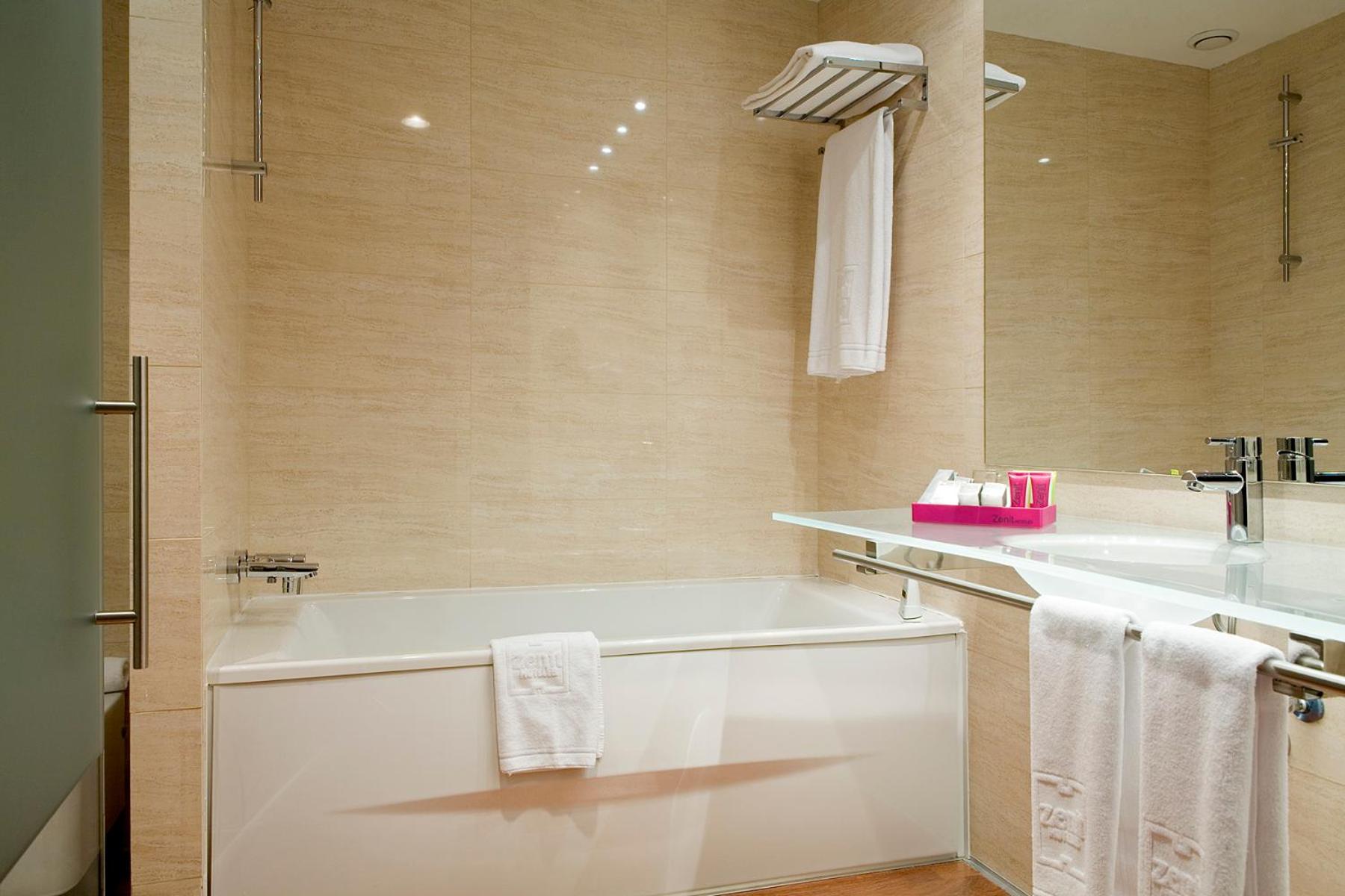 Triple Room (2 Adults + 1 Child) - Photo 5