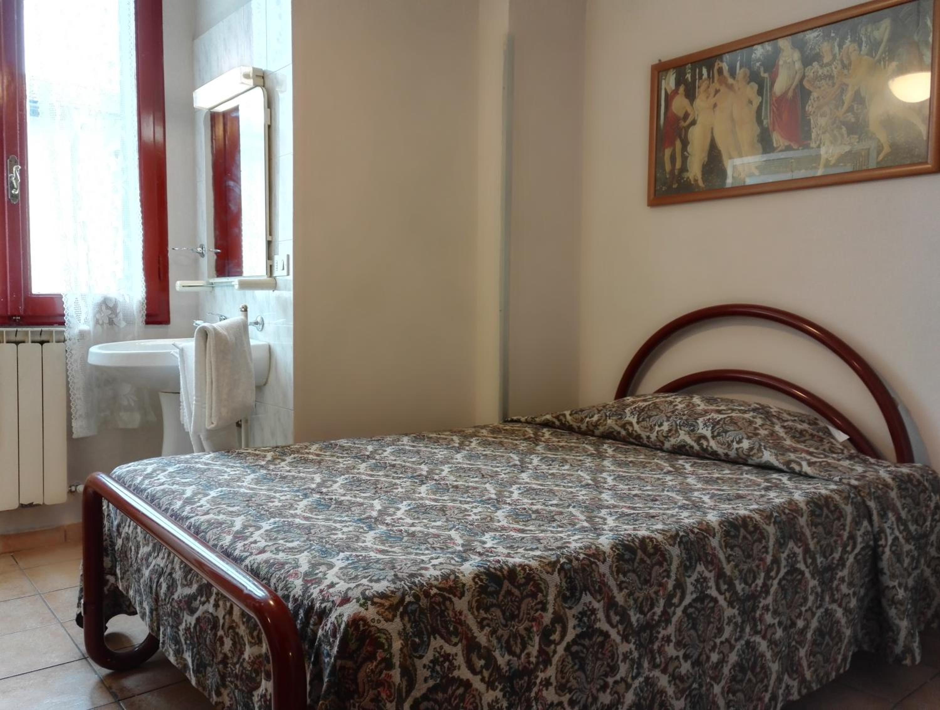 Economy Single Room with Shared Bathroom photo 3