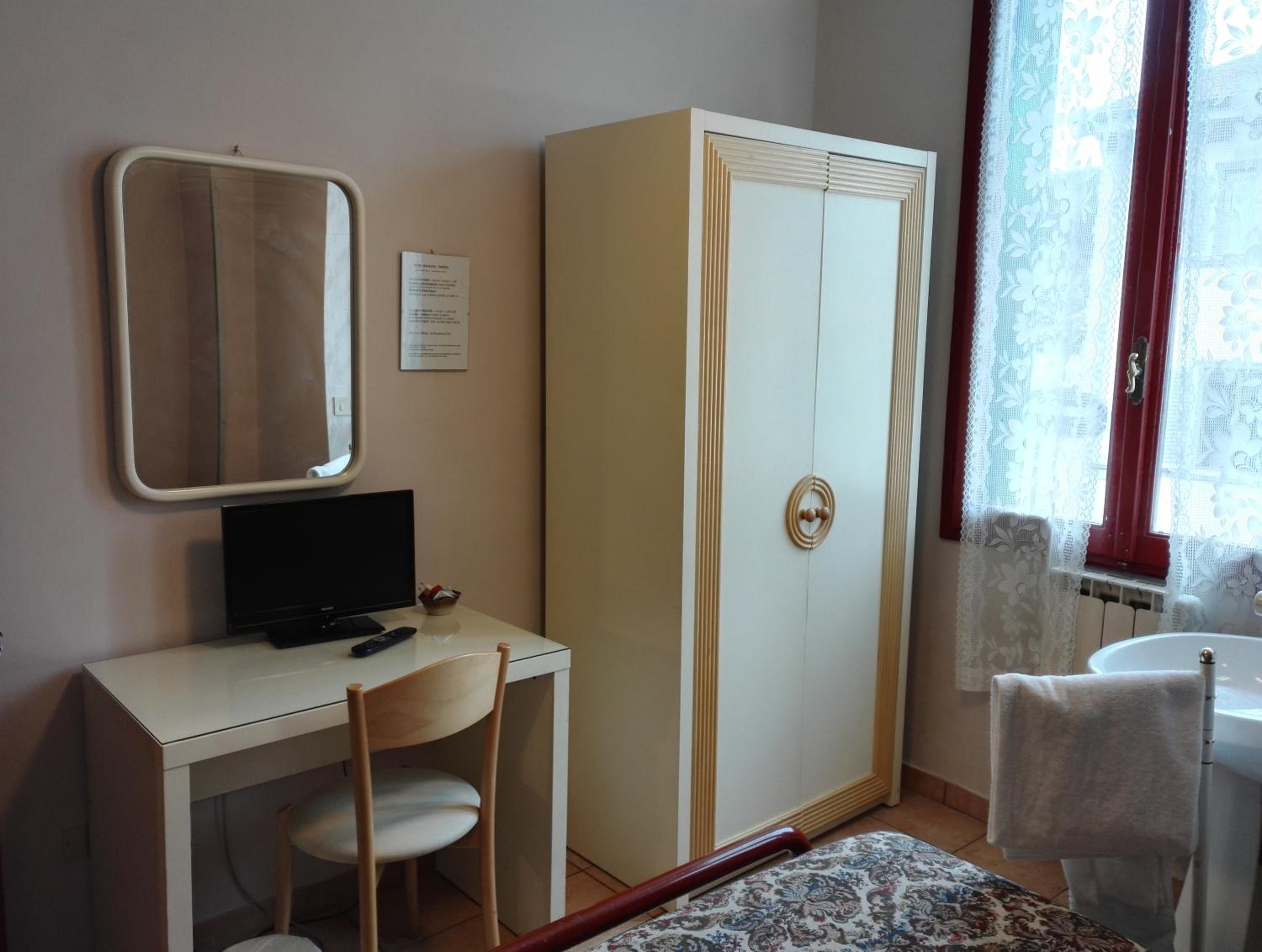 Economy Single Room with Shared Bathroom photo 2