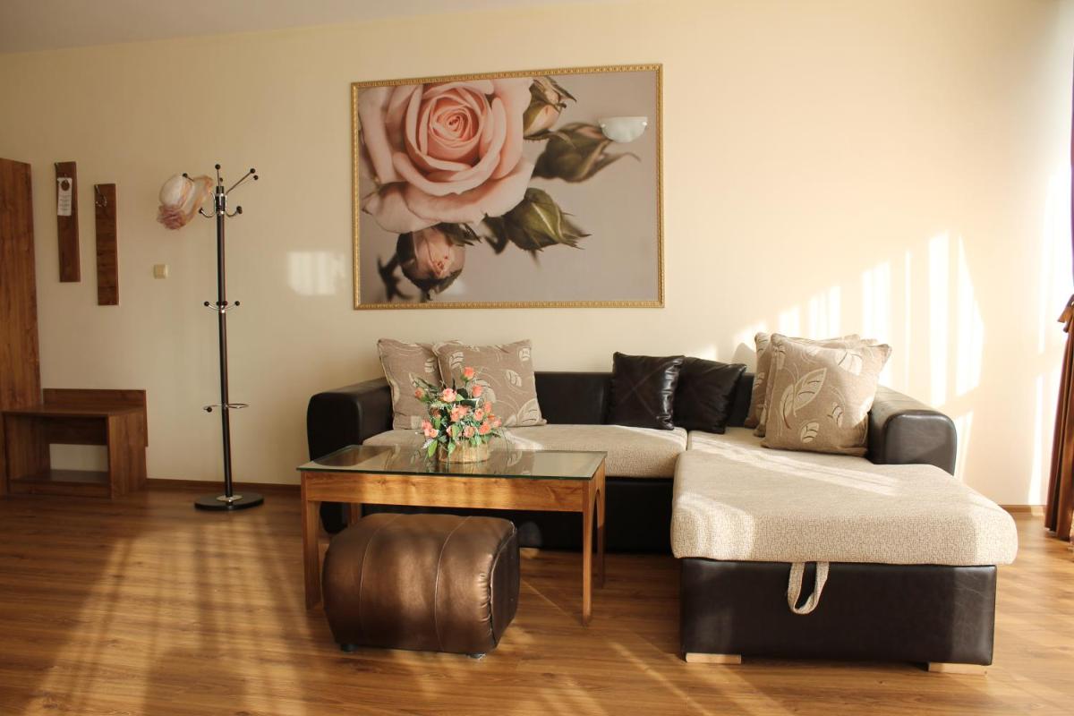 Queen Studio with Sofa Bed photo 2