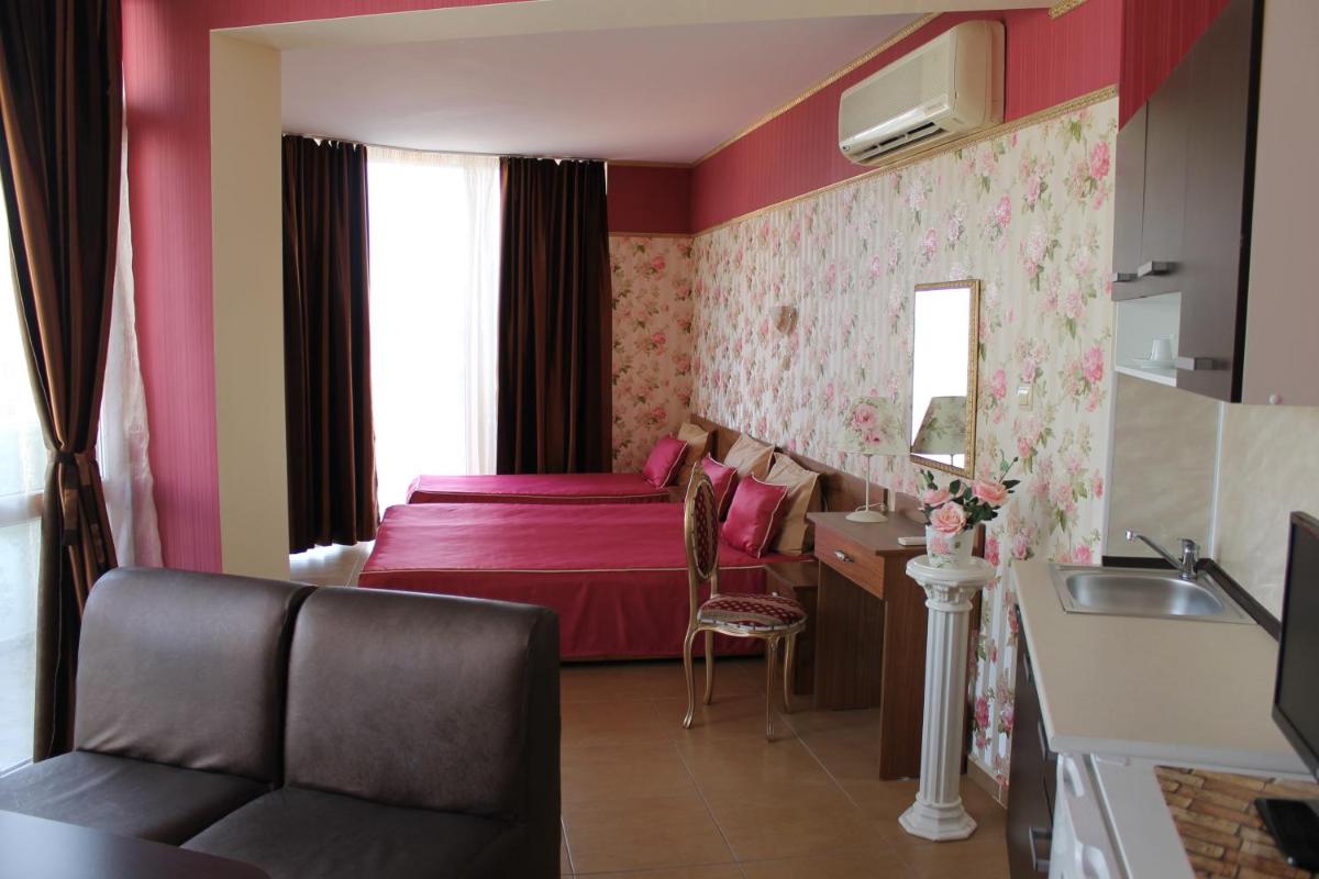 Studio with Balcony - Photo 5
