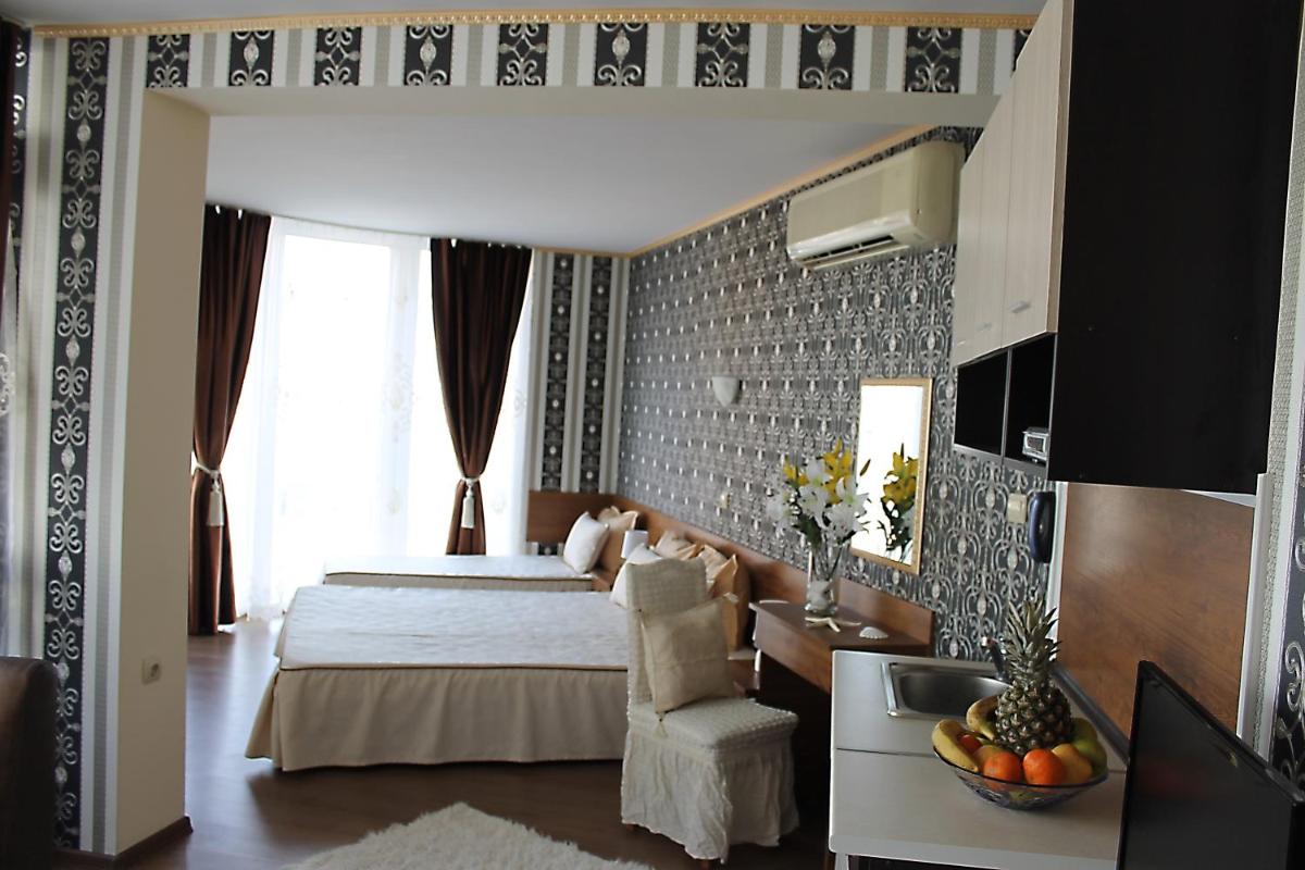 Studio with Balcony - Photo 6