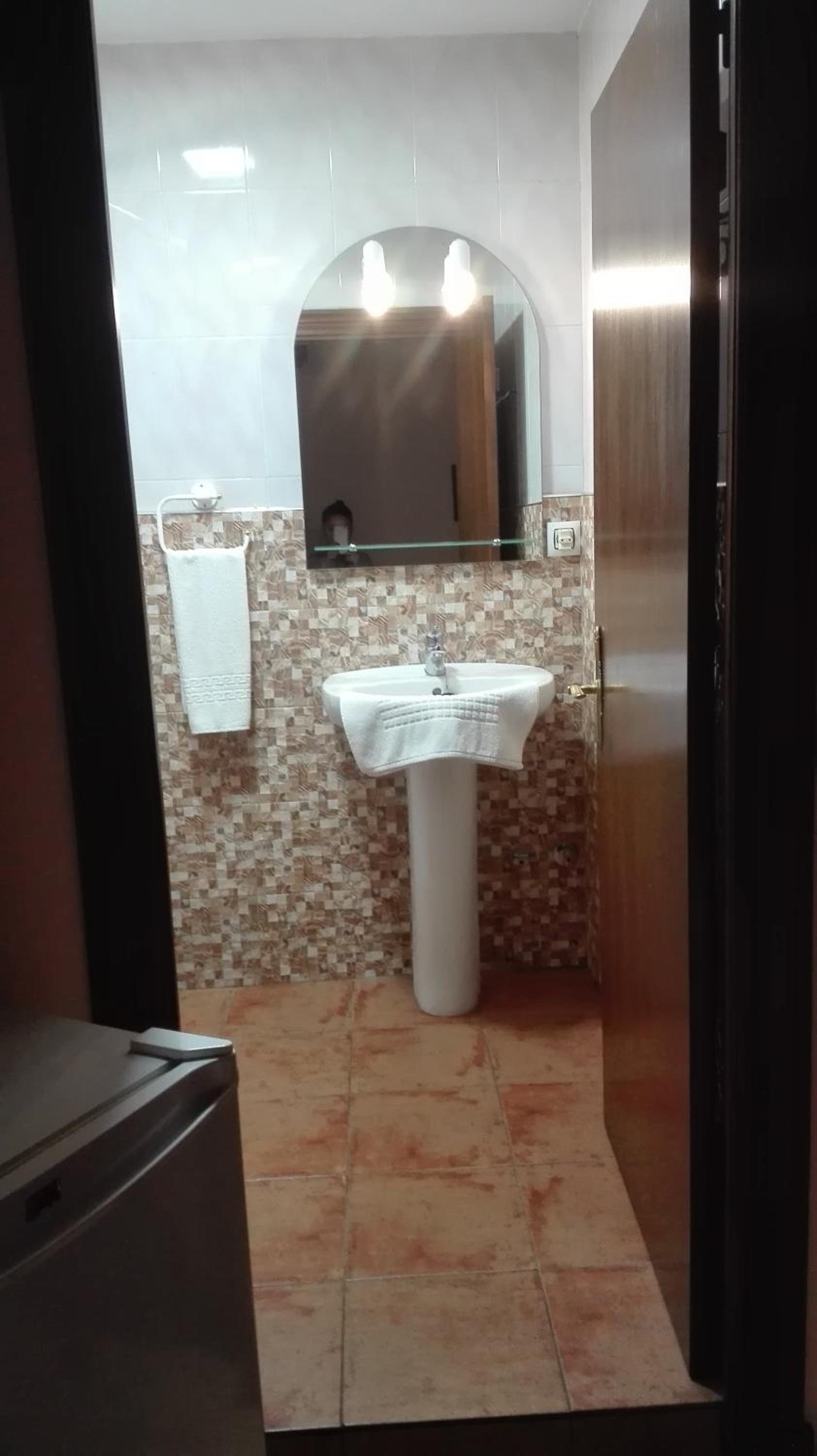 Twin Room with Private Bathroom - Photo 2
