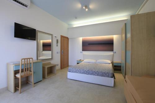 Superior Family Room photo 1