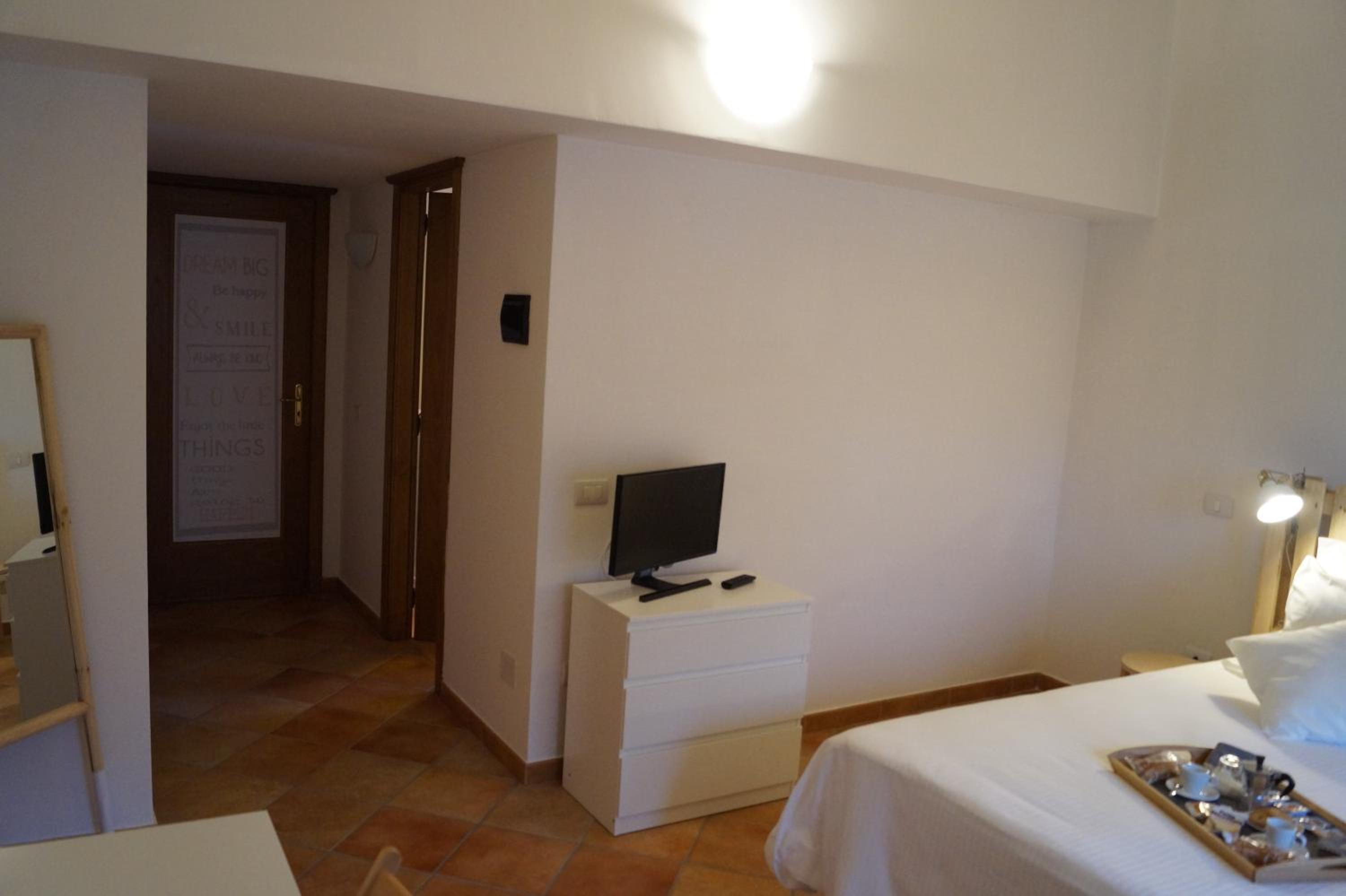 Double Room - Photo 16