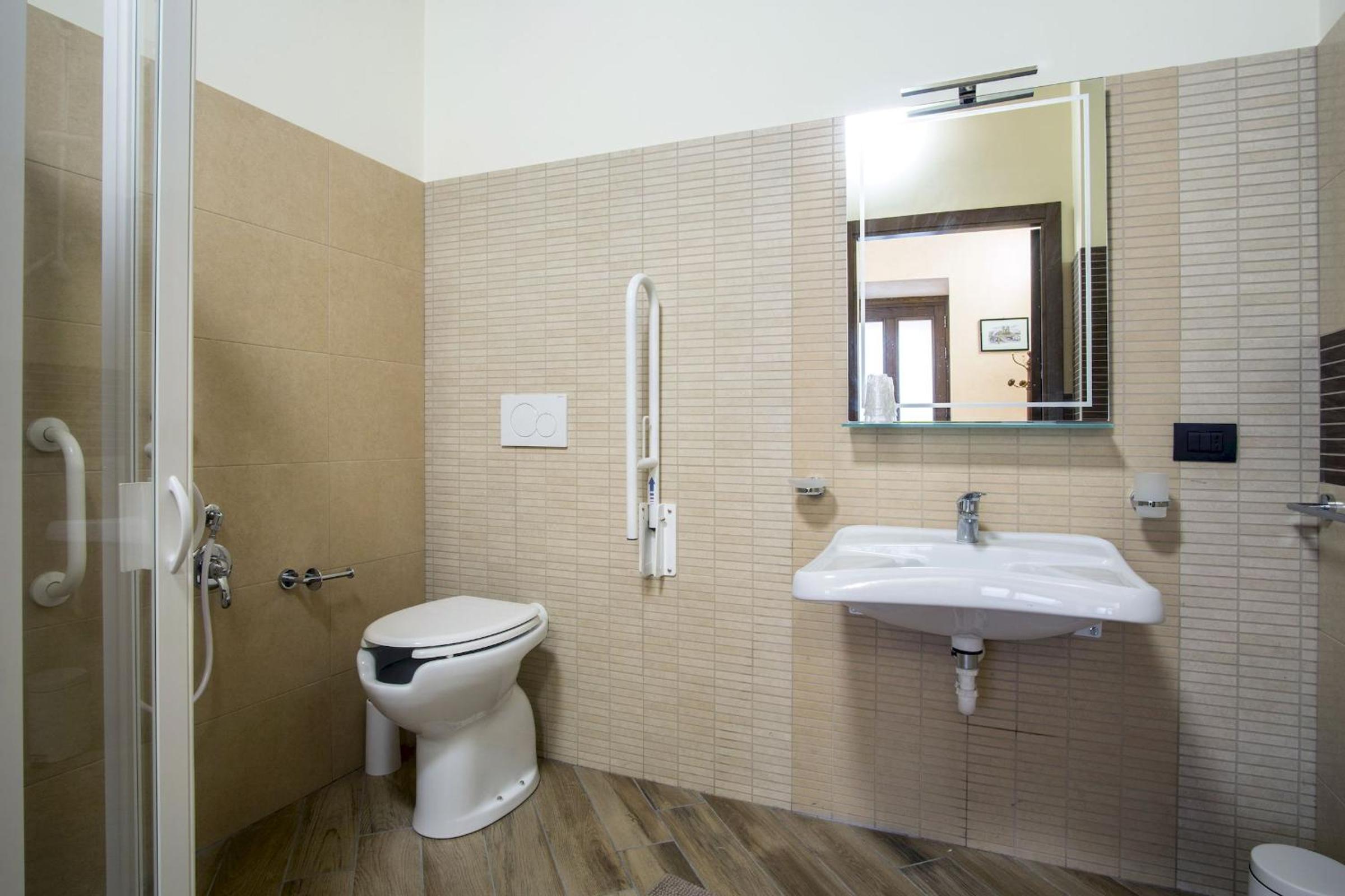Quadruple Room - Disability Access photo 3