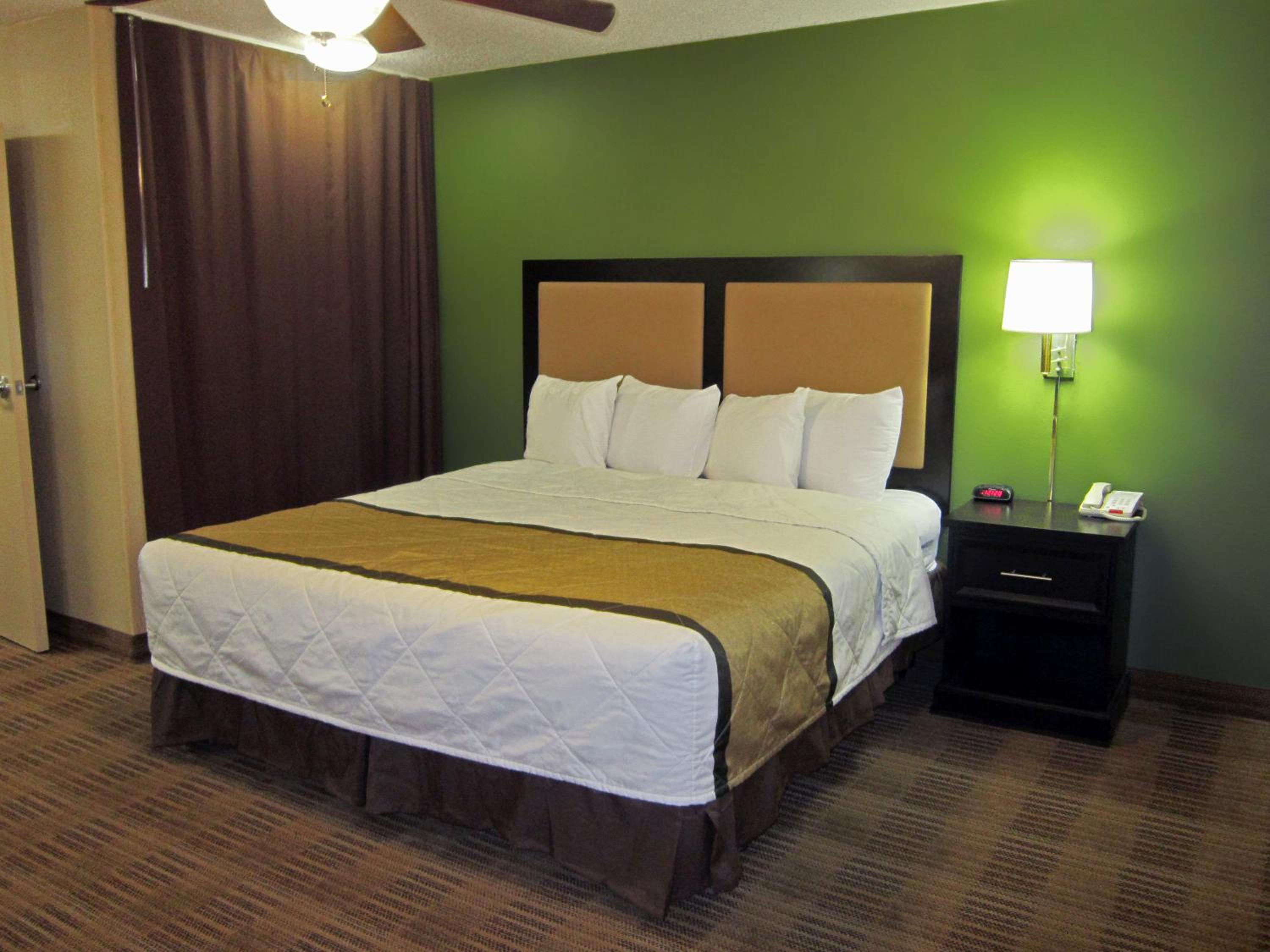Deluxe Studio with 1 King Bed - Non-Smoking - Photo 4