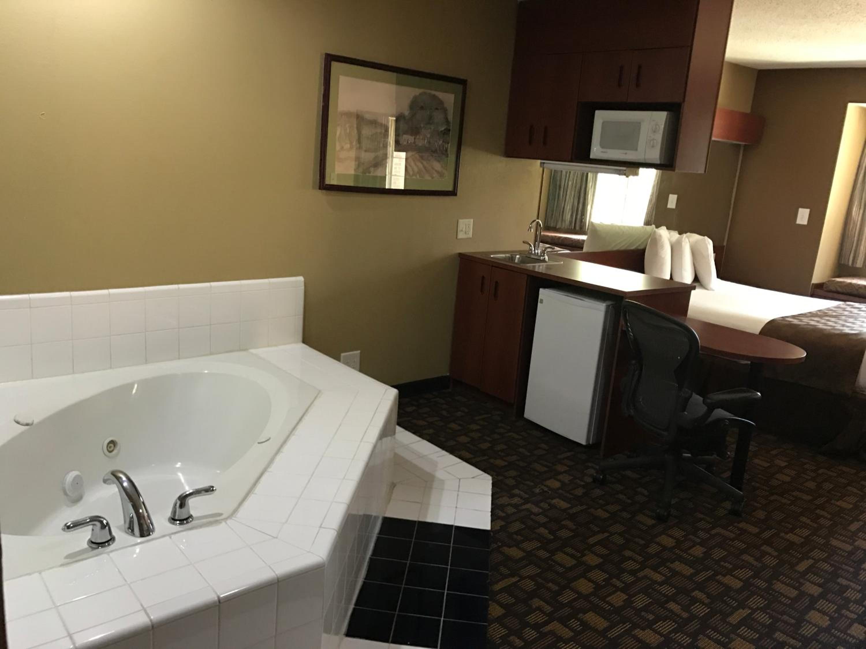 Deluxe Queen Studio Suite - Non-Smoking - Photo 6