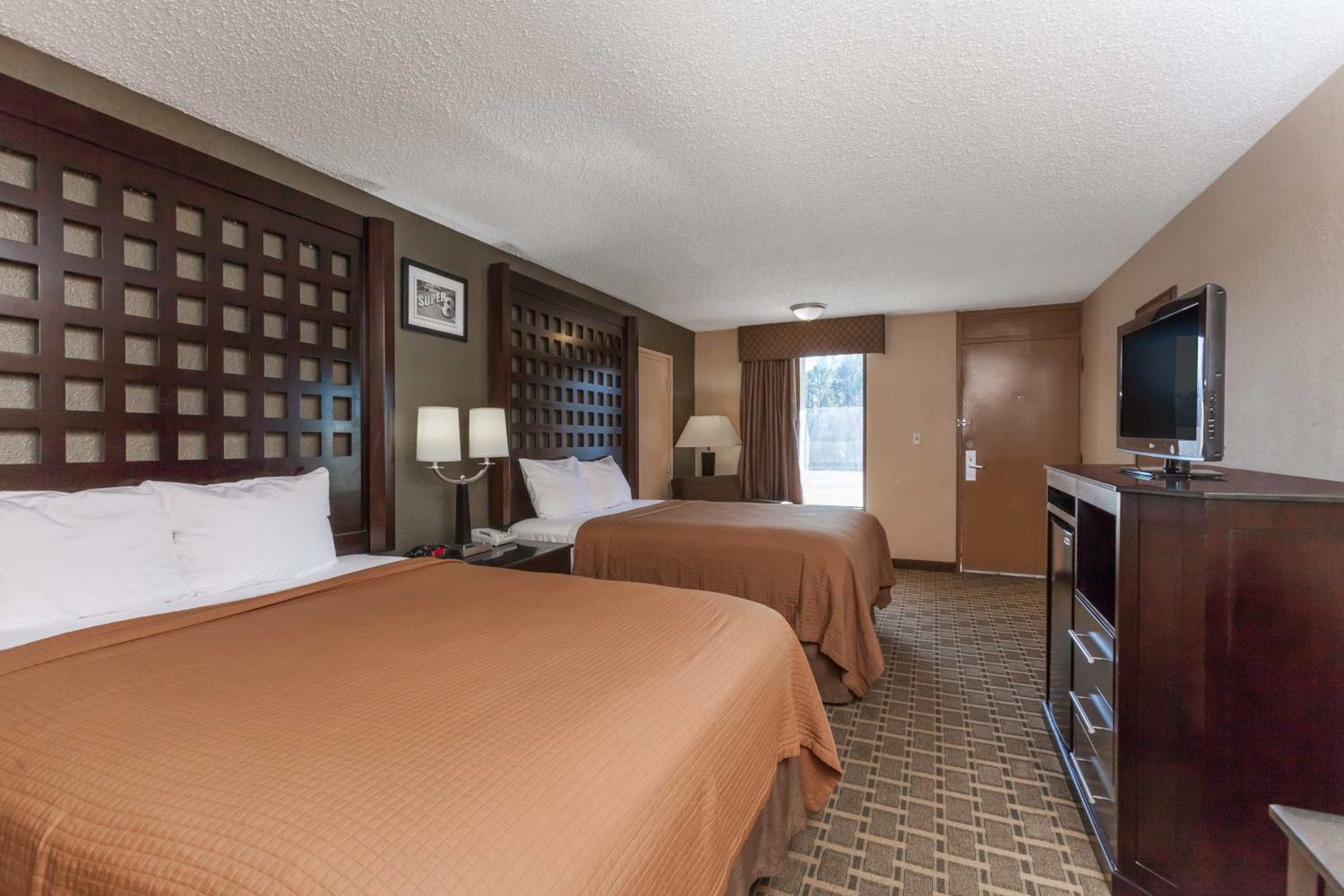 Queen Room with Two Queen Beds-Smoking - Photo 4
