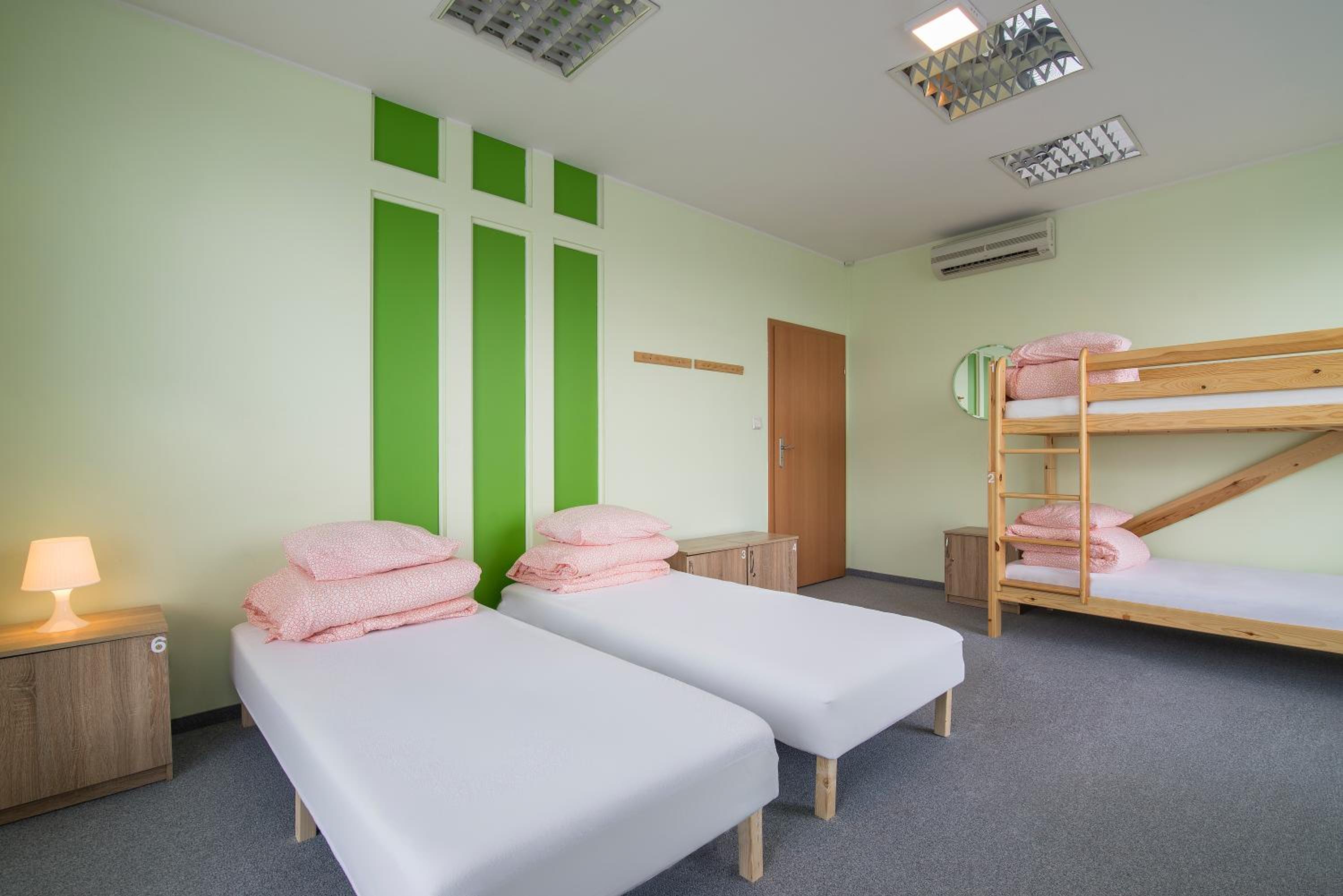 Economy Quadruple Room - Photo 5