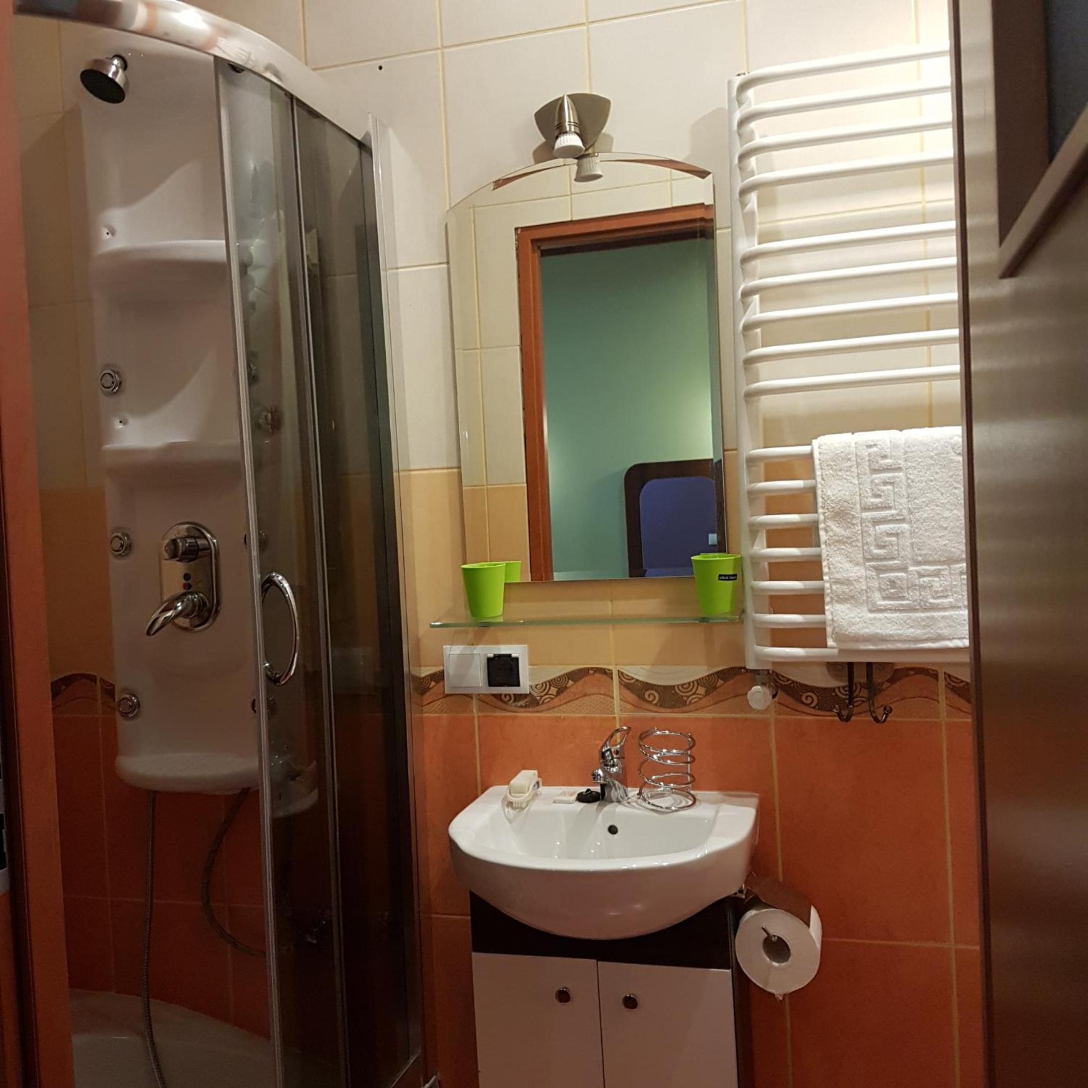 Double or Twin Room with Balcony and Private Bathroom - Photo 10
