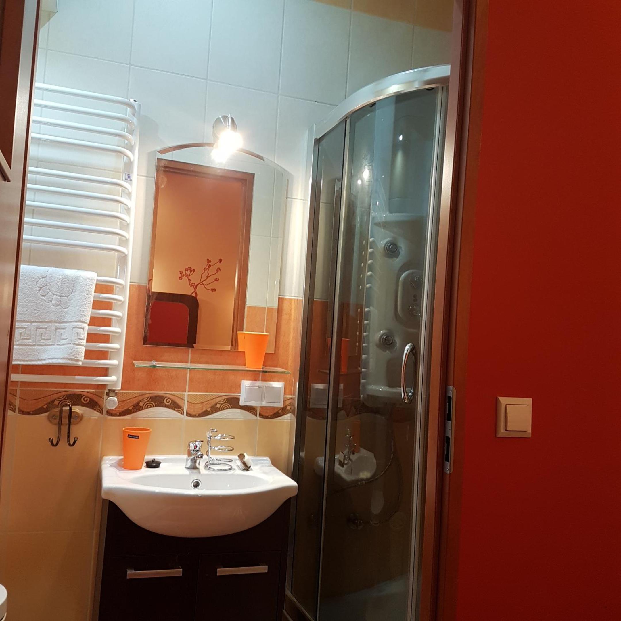 Double or Twin Room with Balcony and Private Bathroom - Photo 9