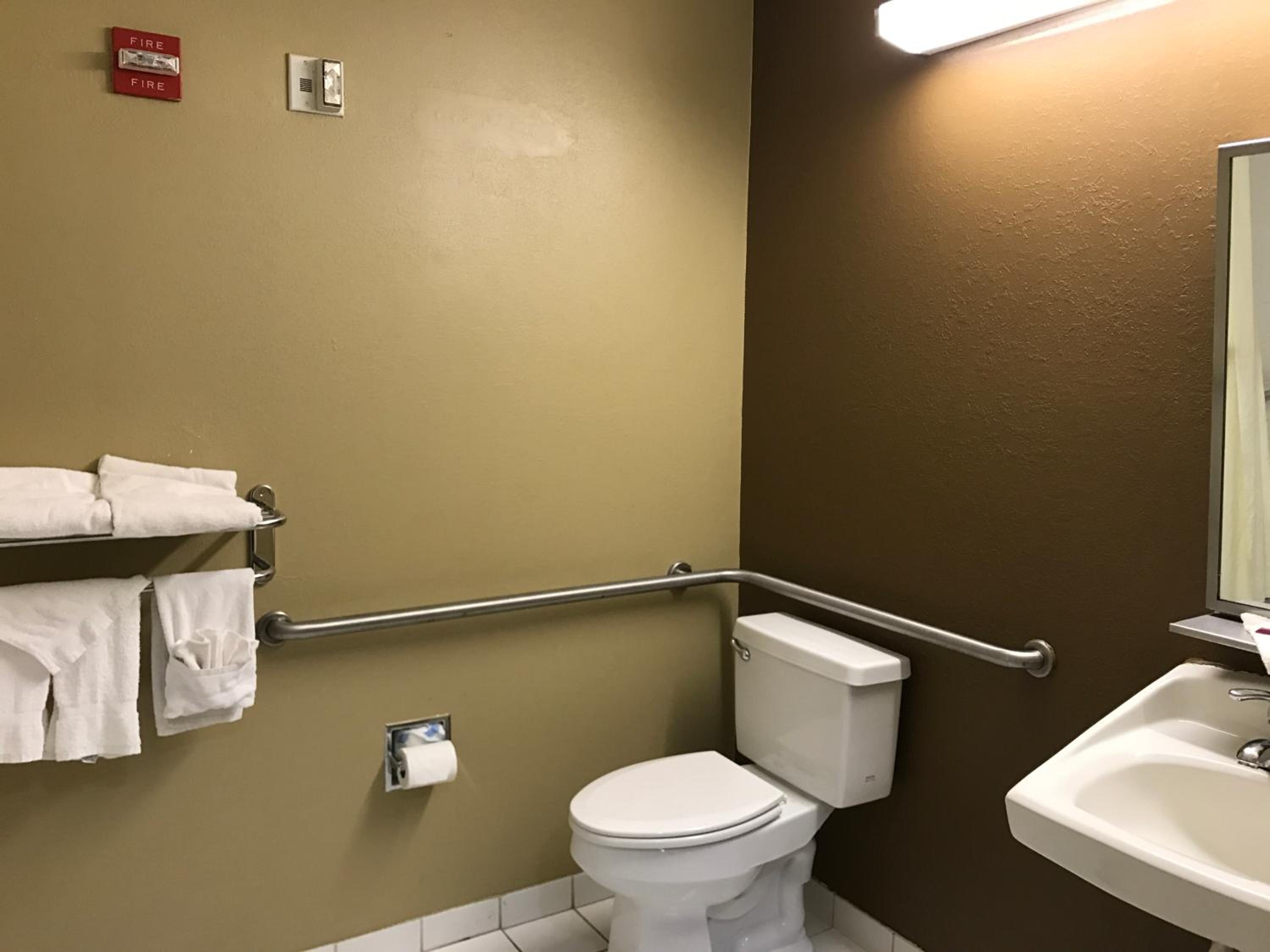 Queen Room - Mobility Access/Non-Smoking - Photo 4