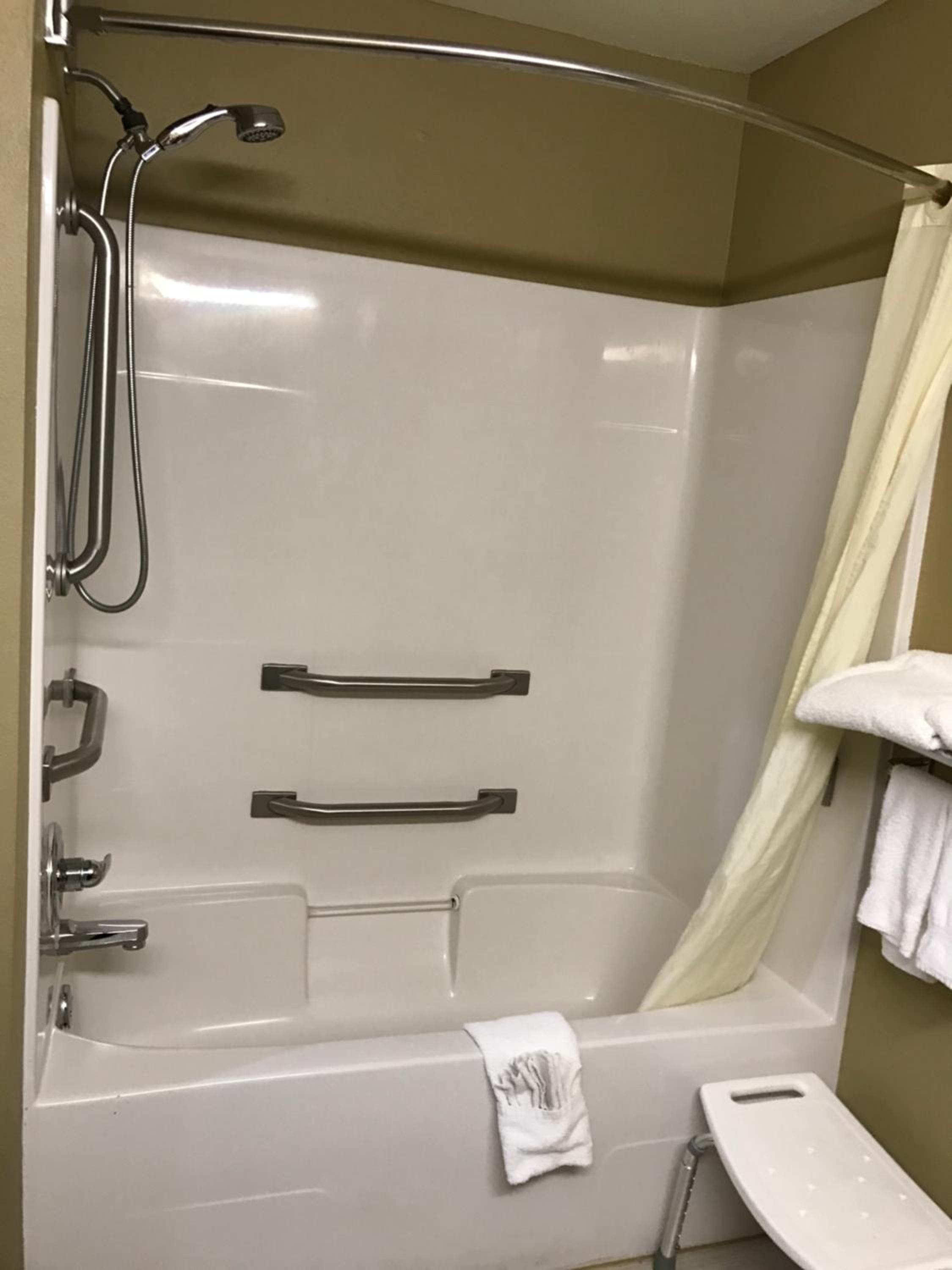 Queen Room with Two Queen Beds - Mobility Access/Non-Smoking - Photo 3
