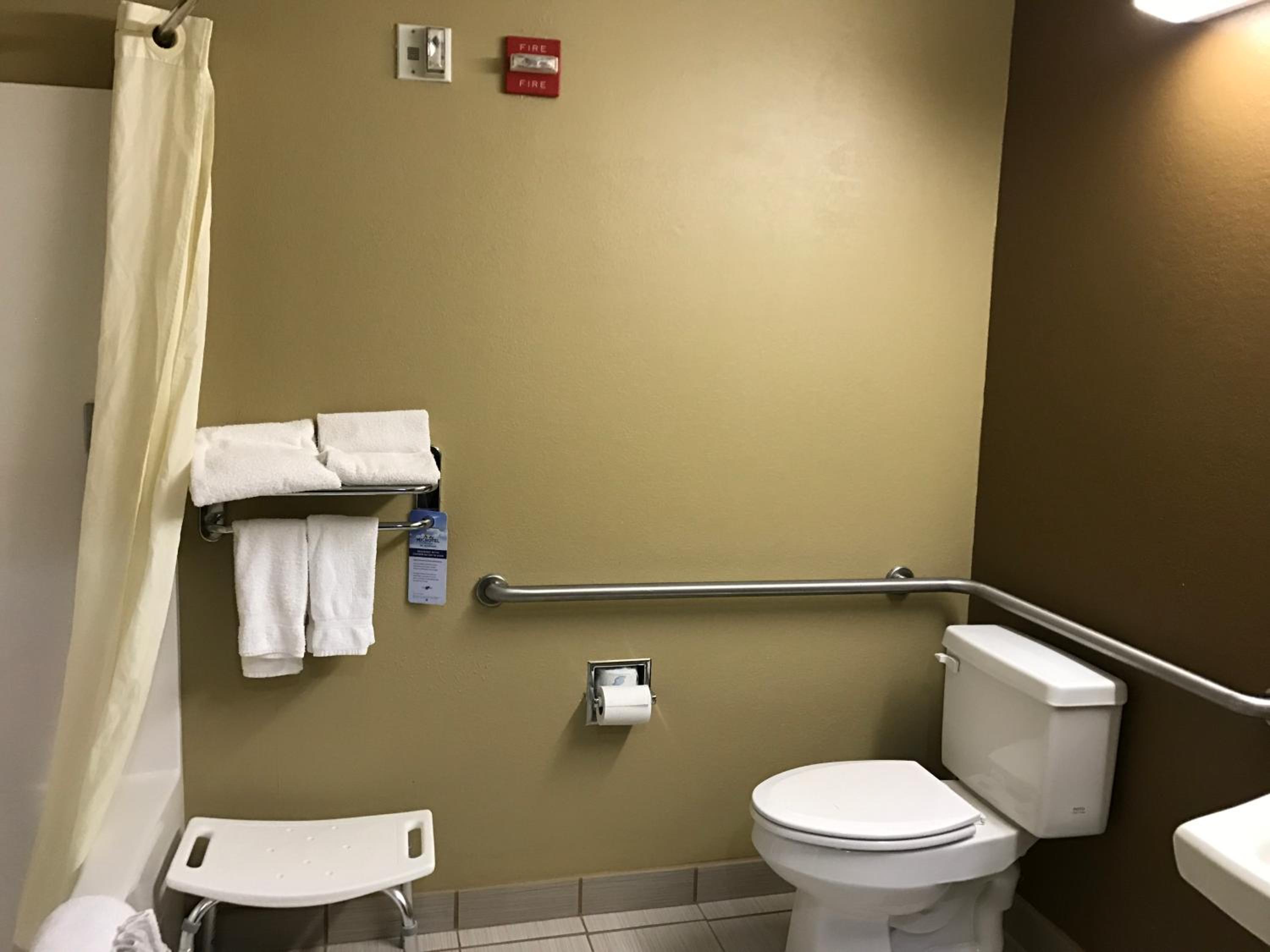 Queen Room with Two Queen Beds - Mobility Access/Non-Smoking - Photo 2