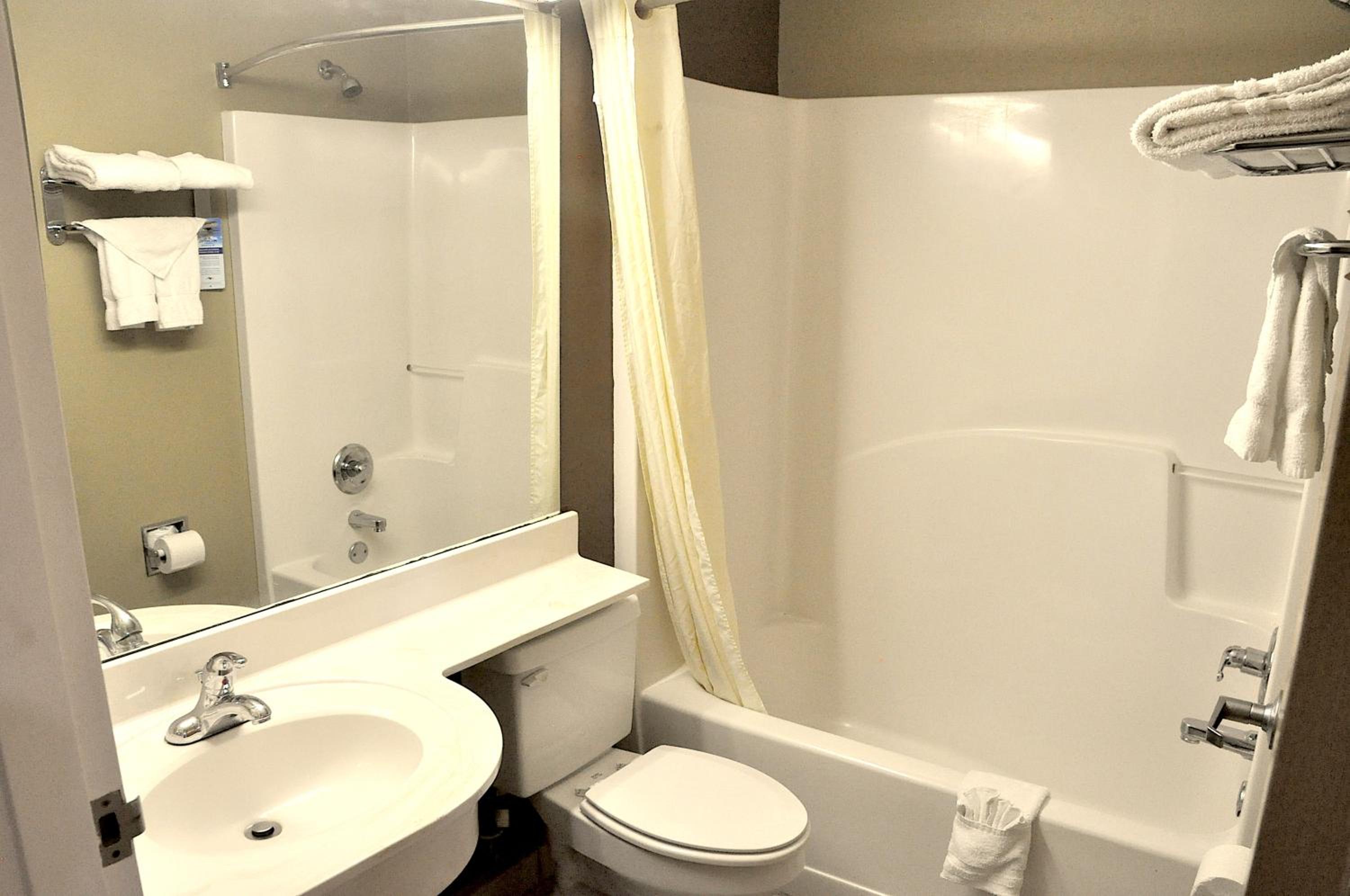 Queen Room with Two Queen Beds - Non-Smoking - Photo 2
