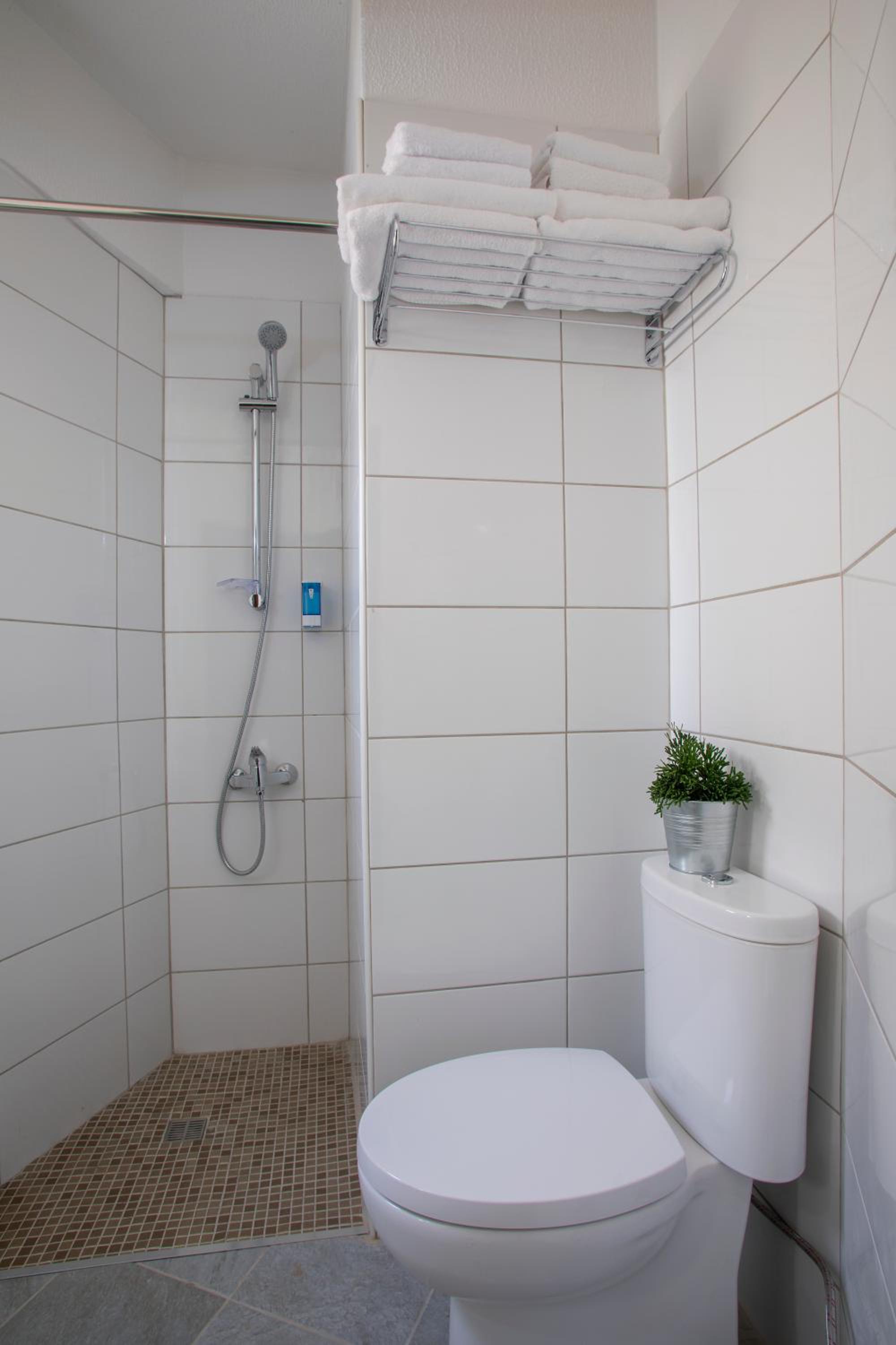 Double or Twin Room - Photo 8