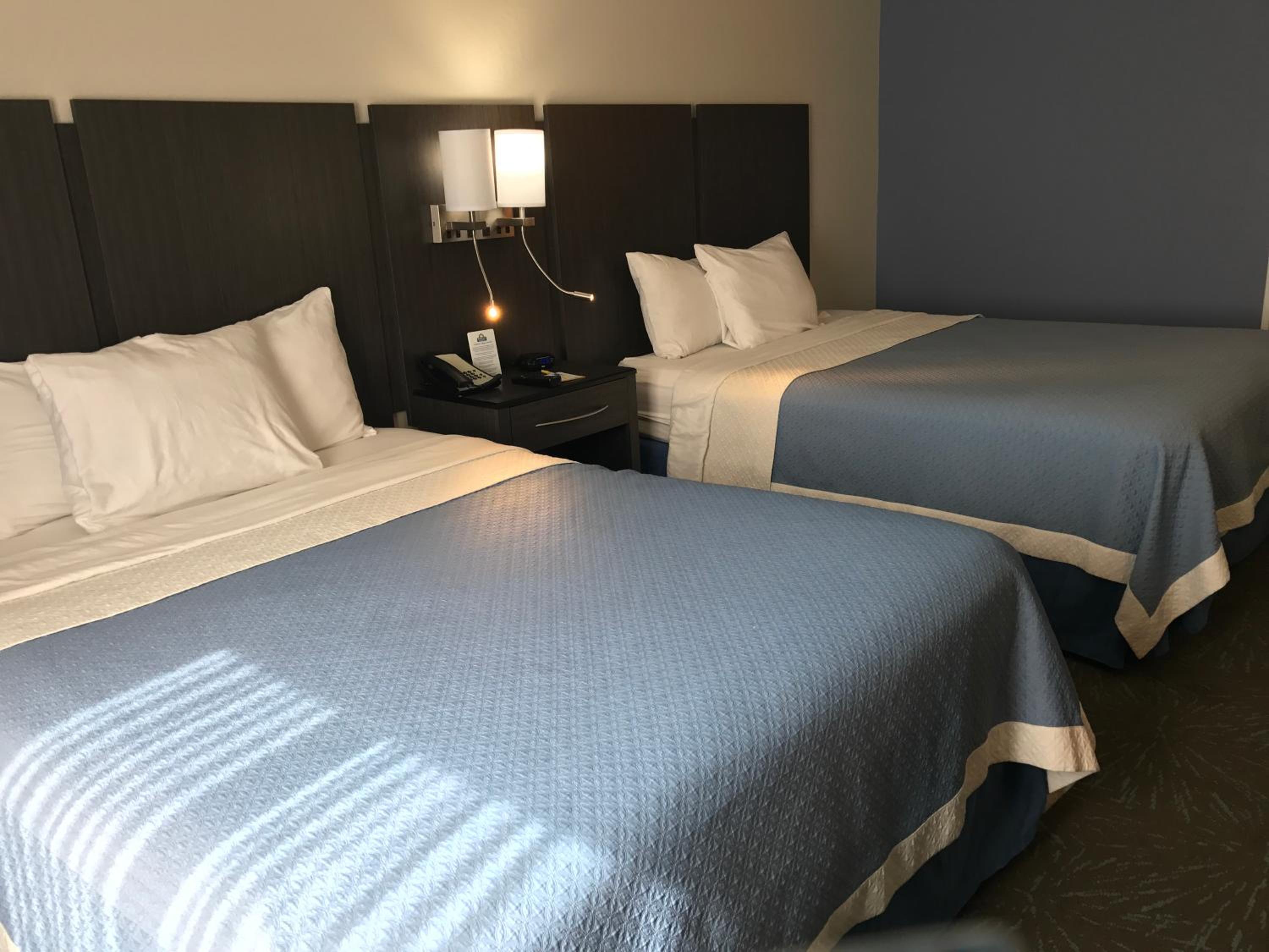 Queen Room with Two Queen Beds - Non-Smoking (No pets allowed) - Photo 3