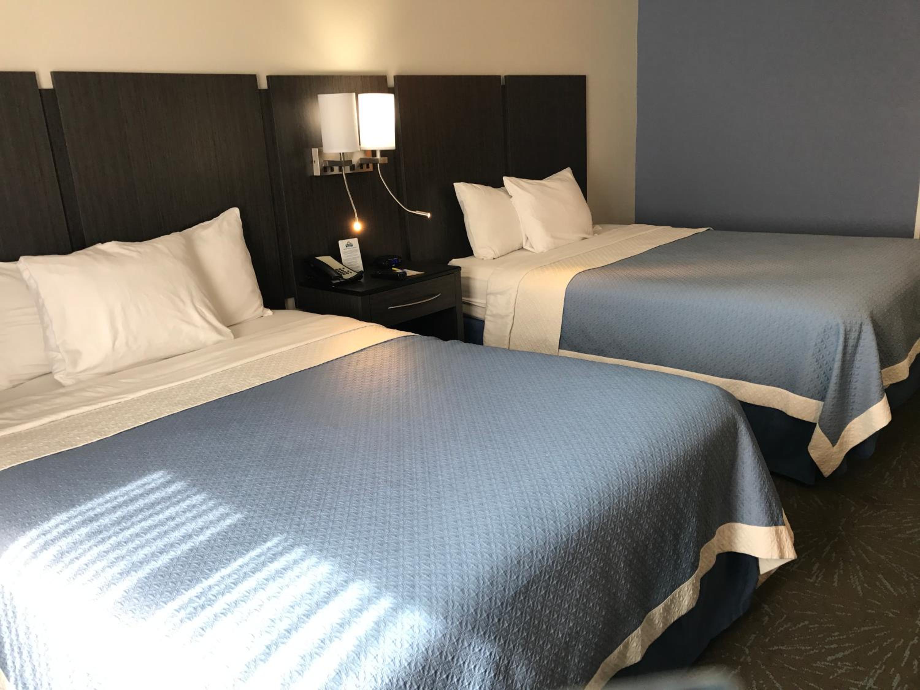 Queen Room with Two Queen Beds - Non-Smoking (No pets allowed) - Photo 10