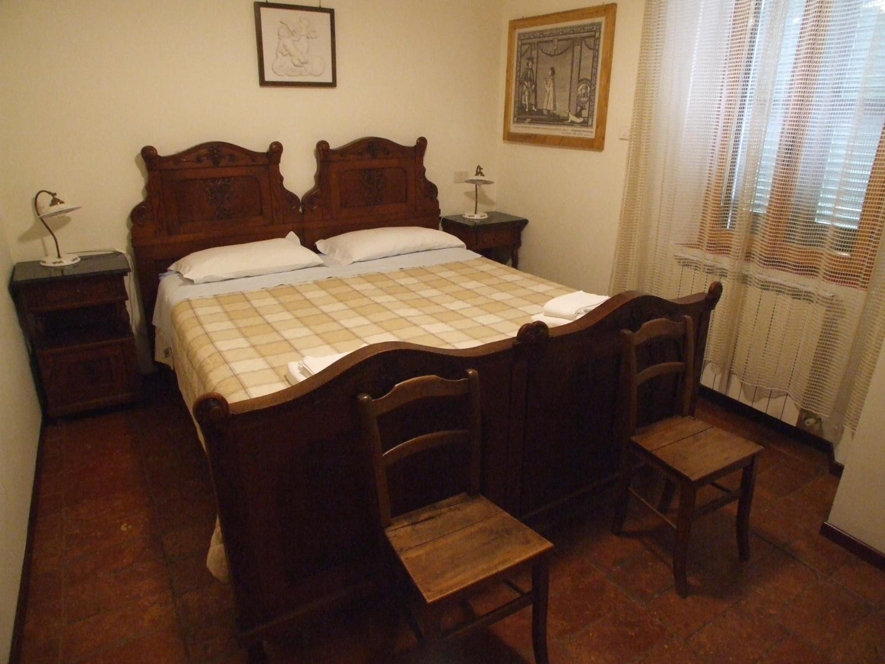 Double or Twin Room with Bathroom - Photo 4