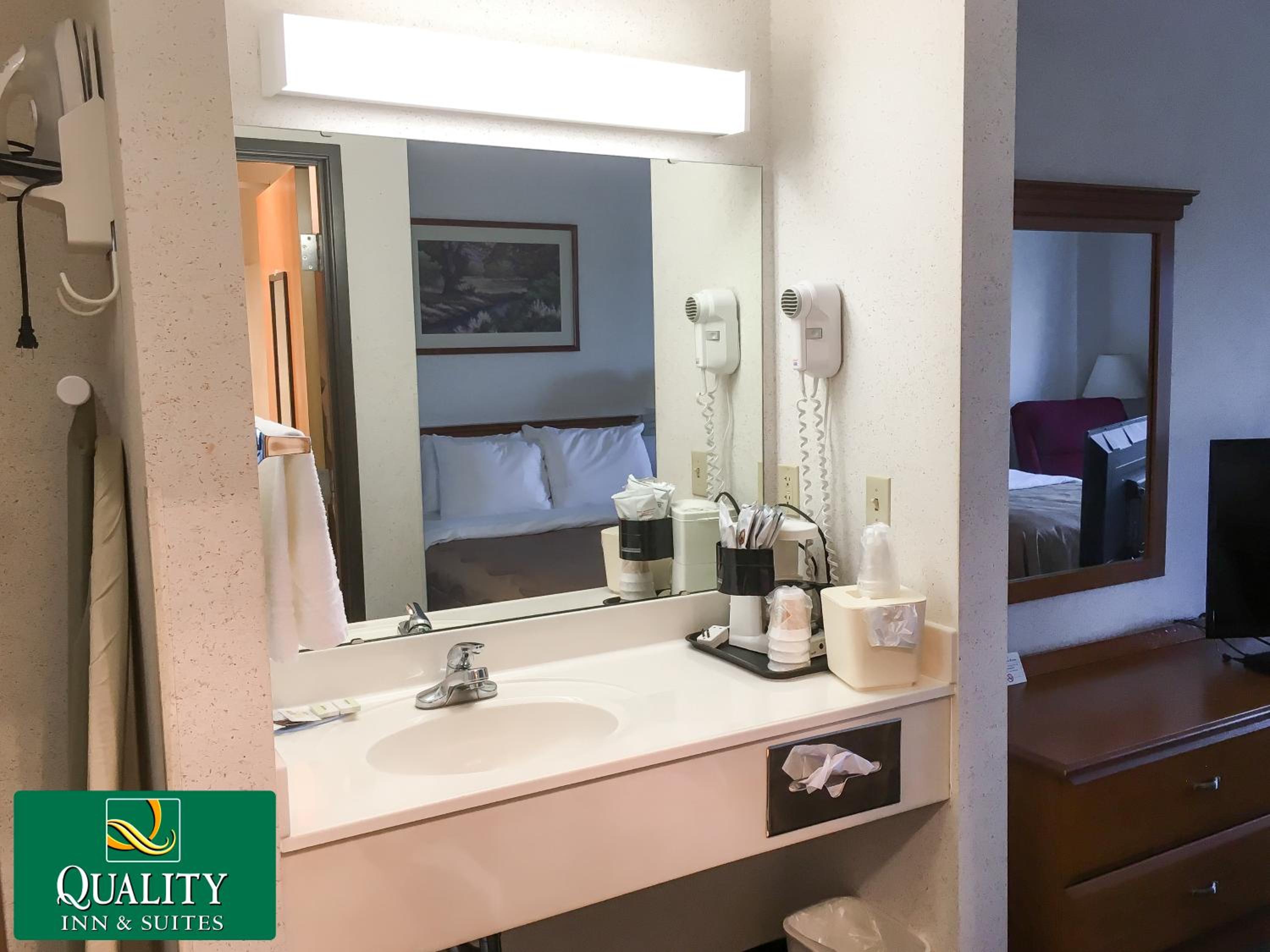 King Suite with Hot Tub - Non-Smoking - Photo 4